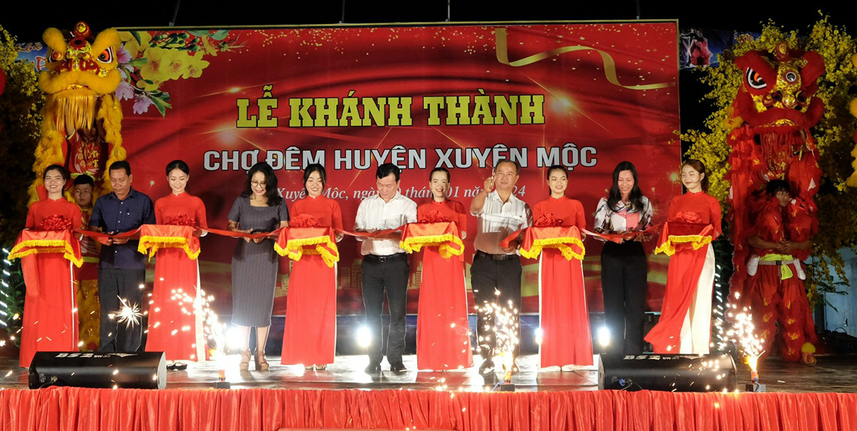 Lãnh đạo huyện Xuyên Mộc cắt băng khánh thành Chợ đêm Xuyên Mộc