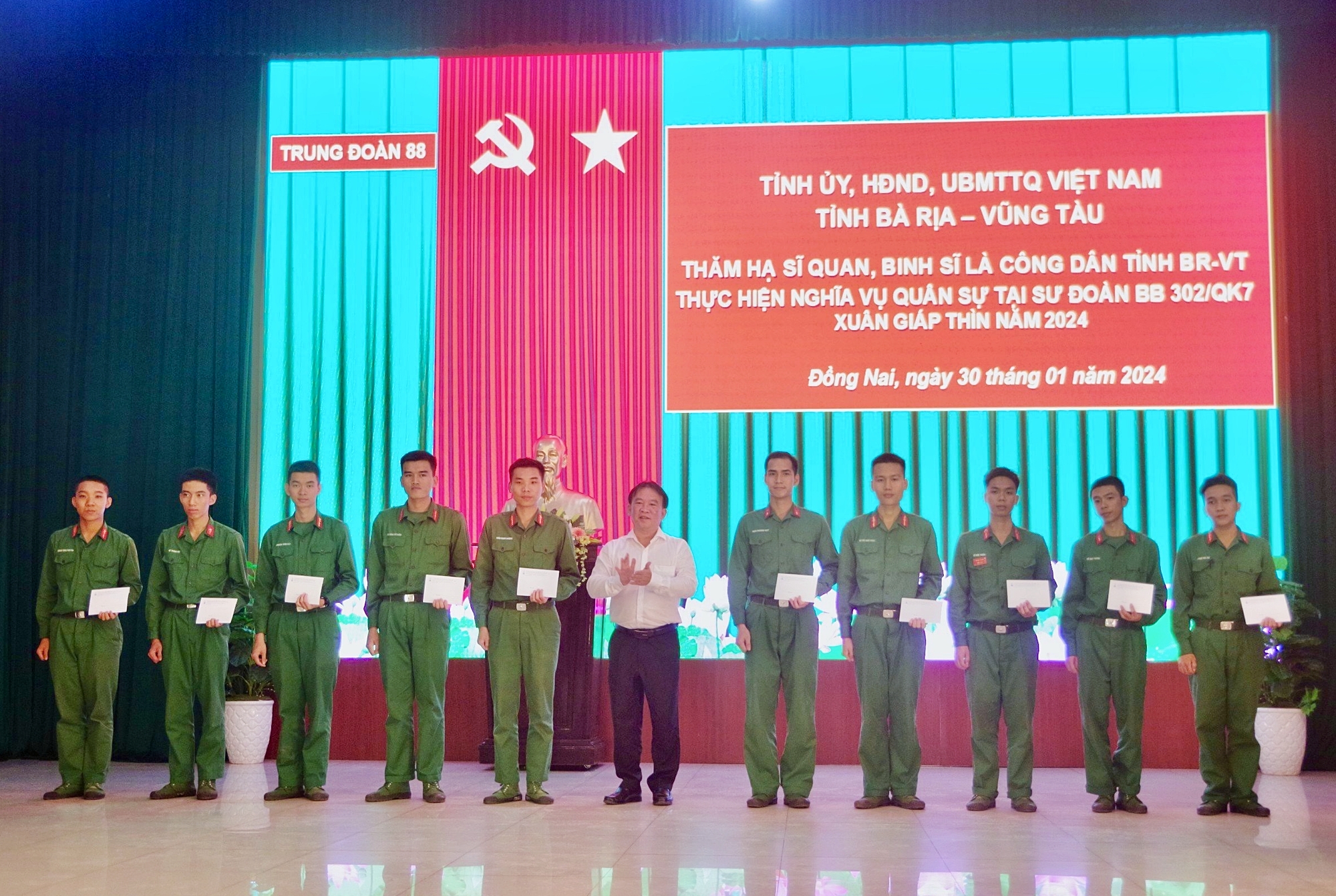 Ông Trần Tuấn Lĩnh, Trưởng Ban Nội chính Tỉnh ủy thay mặt Hội đồng Nghĩa vụ Quân sự tỉnh tặng quà động viên, chúc Tết hạ sĩ quan, binh sĩ là công dân Bà Rịa-Vũng Tàu đang thực hiện nghĩa vụ quân sự tại Sư đoàn BB 302 (Quân khu 7). Ảnh: BẢO KHÁNH.