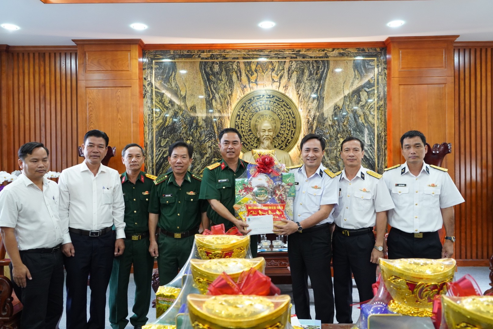 Đại tá Lê Xuân Bình, Uỷ viên Ban Thường vụ Tỉnh ủy, Chỉ huy trưởng Bộ Chỉ huy Quân sự tỉnh tặng quà Tết cho Bộ Tư lệnh Vùng 2 Hải quân.
