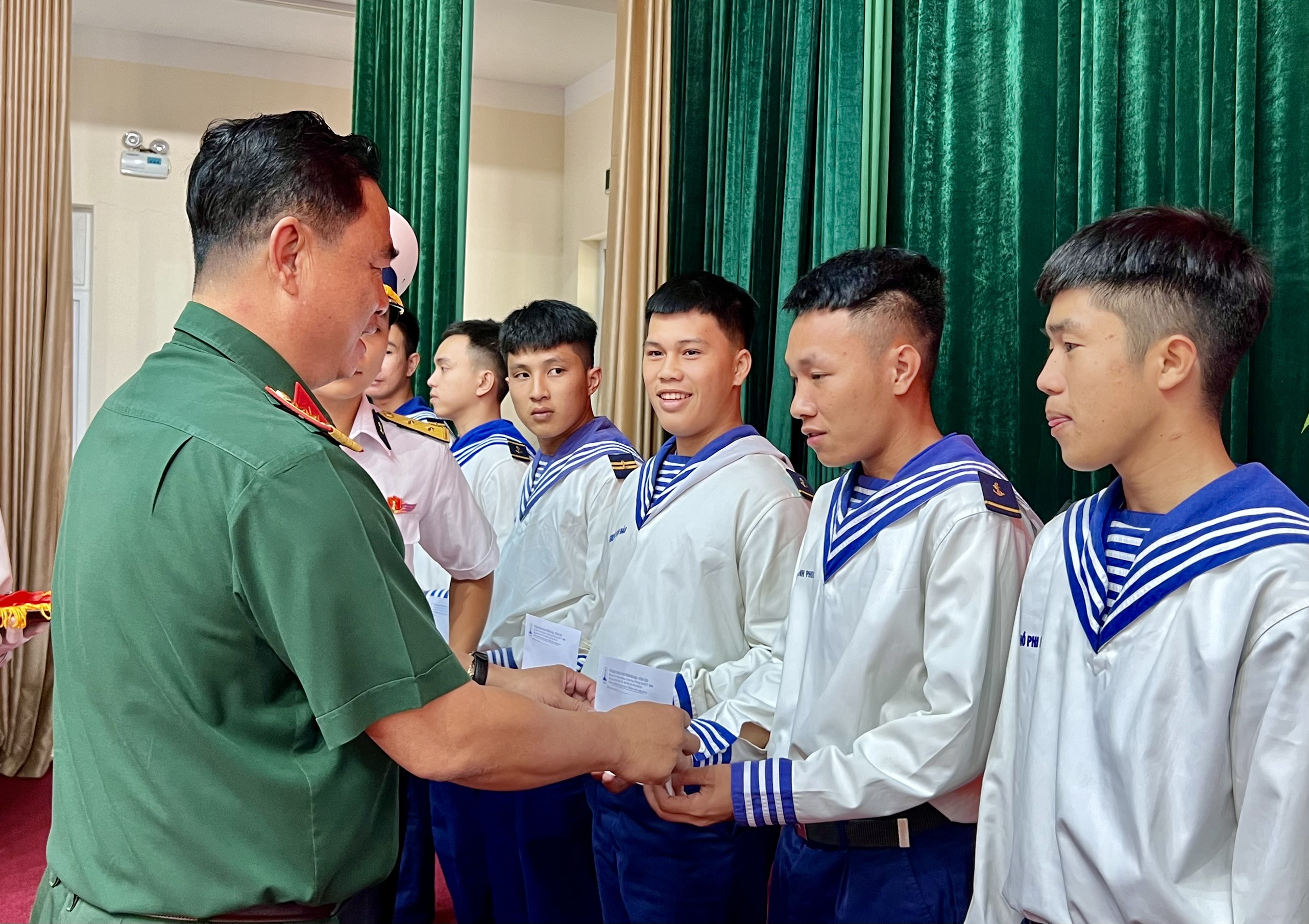 Đại tá Lê Xuân Bình, Chỉ huy trưởng, Bộ CHQS tỉnh tặng quà động viên các hạ sĩ quan, binh sĩ đang thực hiện nghĩa vụ quân sự tại Bộ Tư lệnh, Vùng 2 Hải quân. Ảnh: KIM HỒNG.