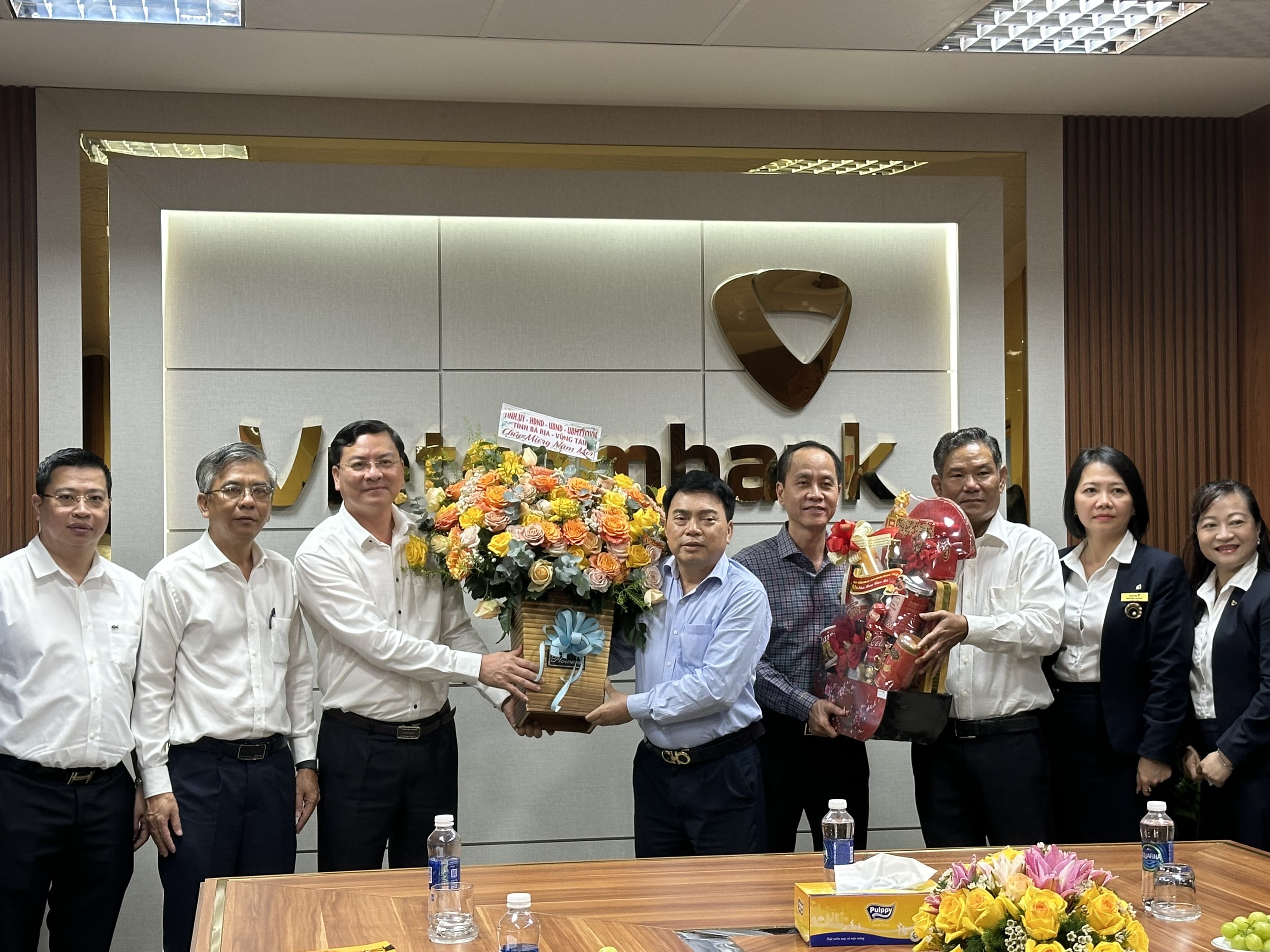 Ông Nguyễn Công Vinh, Phó Chủ tịch UBND tặng hoa chúc Tết Ngân hàng Thương mại CP Ngoại thương Việt Nam - Chi nhánh Vũng Tàu