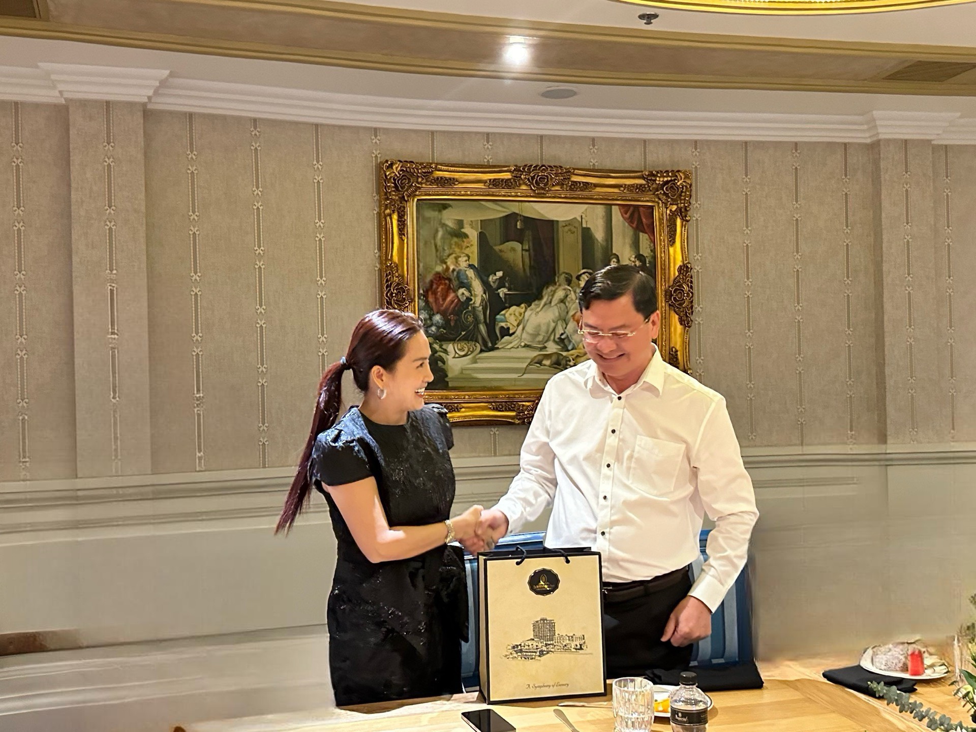 Ông Nguyễn Công Vinh, Phó Chủ tịch UBND tỉnh bắt tay chúc Tết lãnh đạo Khách sạn Imperial