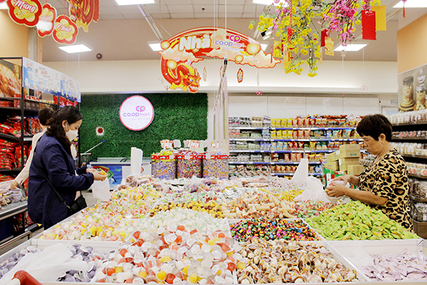 Người dân chọn mua bánh kẹo, mứt Tết tại Co.op Mart  Bà Rịa.