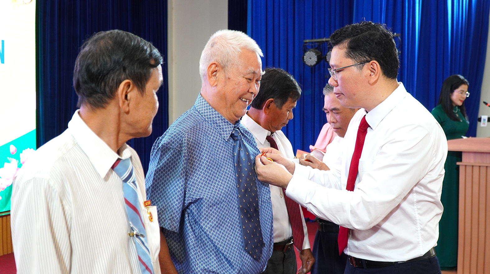 Ông Hoàng Nguyên Dinh, Bí thư Huyện ủy Châu Đức, trao Huy hiệu Đảng cho các đảng viên.