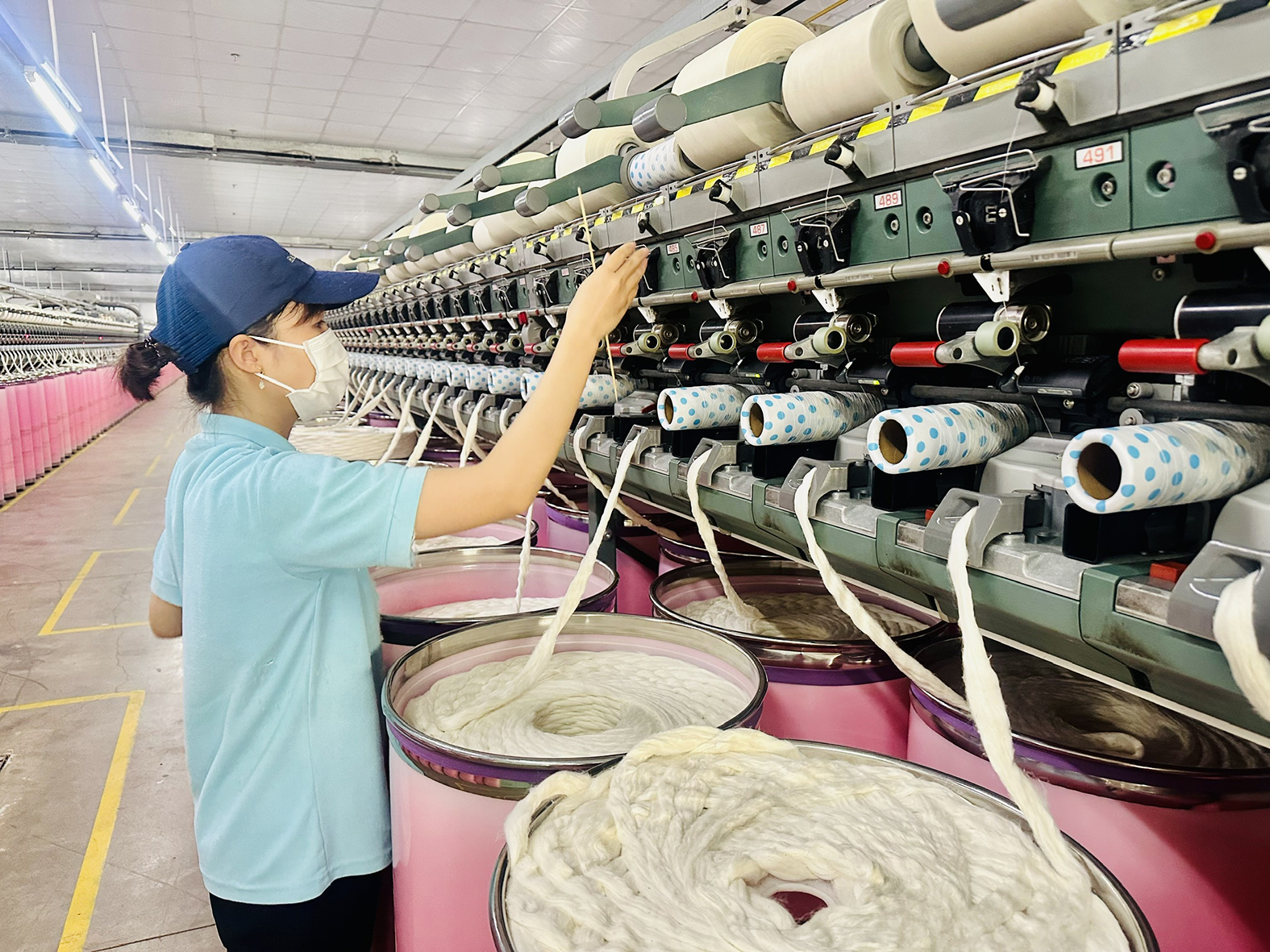Trước thông tin giảm áp lực và tiến tới ngưng cung cấp nước, nhiều DN thứ cấp trong KCN lo lắng bị ảnh hưởng đến hoạt động sản xuất, kinh doanh và giữ chân người lao động. Trong ảnh: Công nhân làm việc tại một DN thứ cấp trong KCN Mỹ Xuân A2.