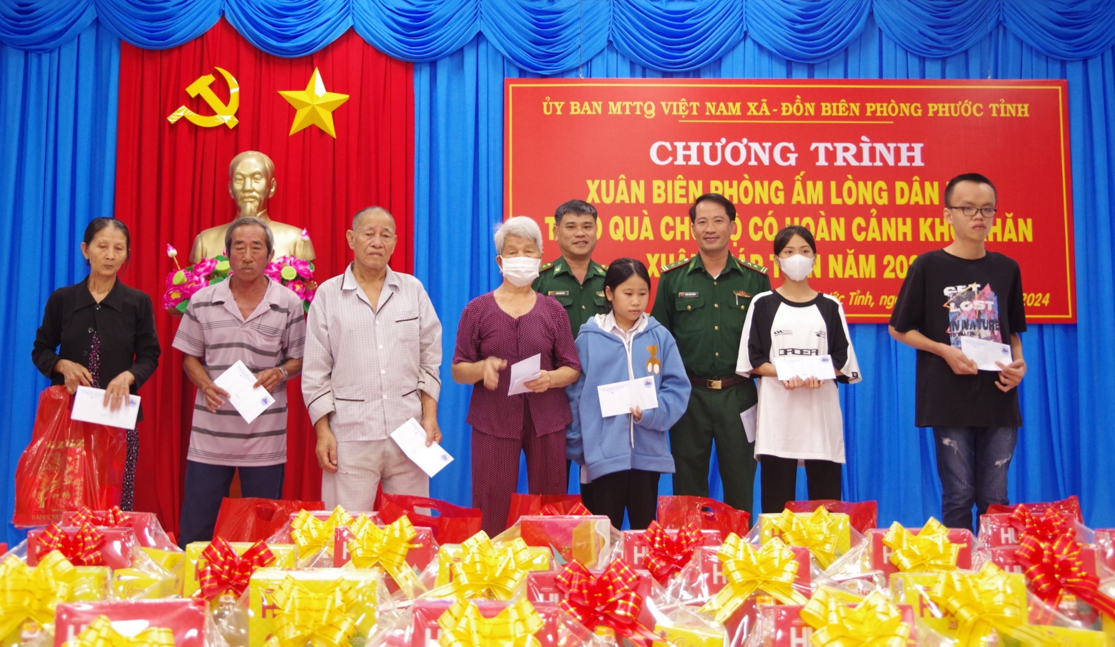 160 suất quà trị giá 500 ngàn đồng được gửi tặng đến người nghèo, học sinh có hoàn cảnh khó khăn