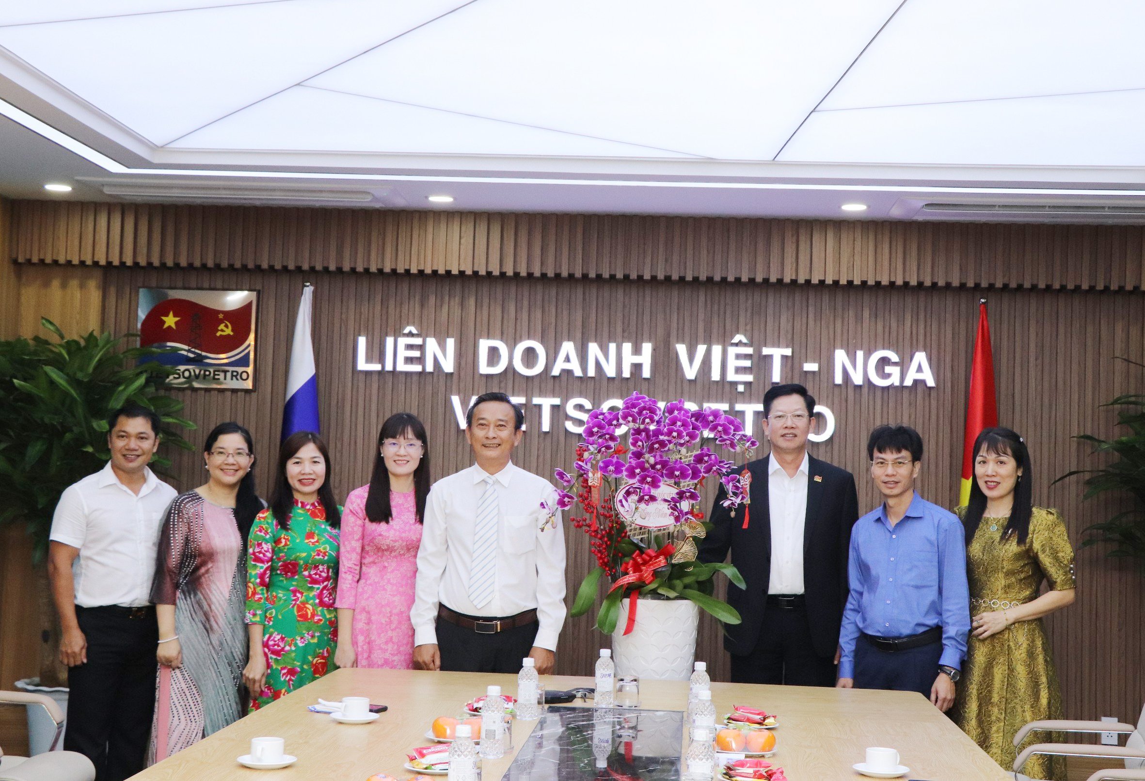 Đoàn thăm, chúc Tết Liên doanh Việt - Nga Vietsovpetro, đơn vị có nhiều đóng góp cho công tác an sinh xã hội của tỉnh.