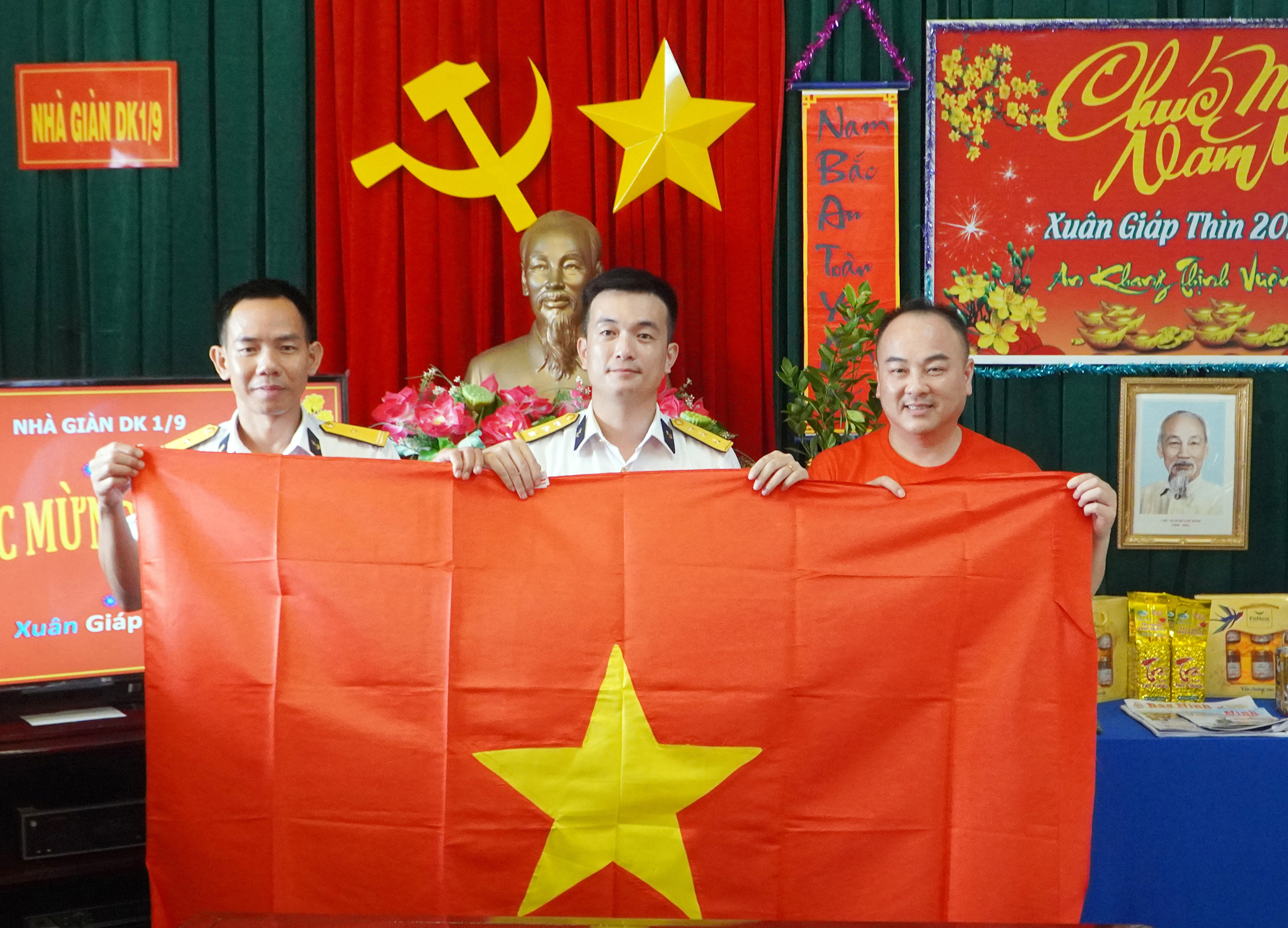 Qua chuyến thăm, chúc Tết các nhà giàn, nhiều đại biểu, phóng viên đã hiểu và thêm trân trọng các cán bộ, chiến sĩ đang ngày đêm canh giữ biển trời quê hương.                  