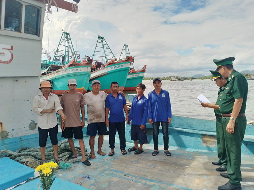 Cán bộ Trạm Biên phòng Cửa khẩu Cảng Vũng Tàu kiểm tra giấy tờ và thuyền viên trên tàu cá theo quy định IUU tại cảng Cát Lở (TP.Vũng Tàu).