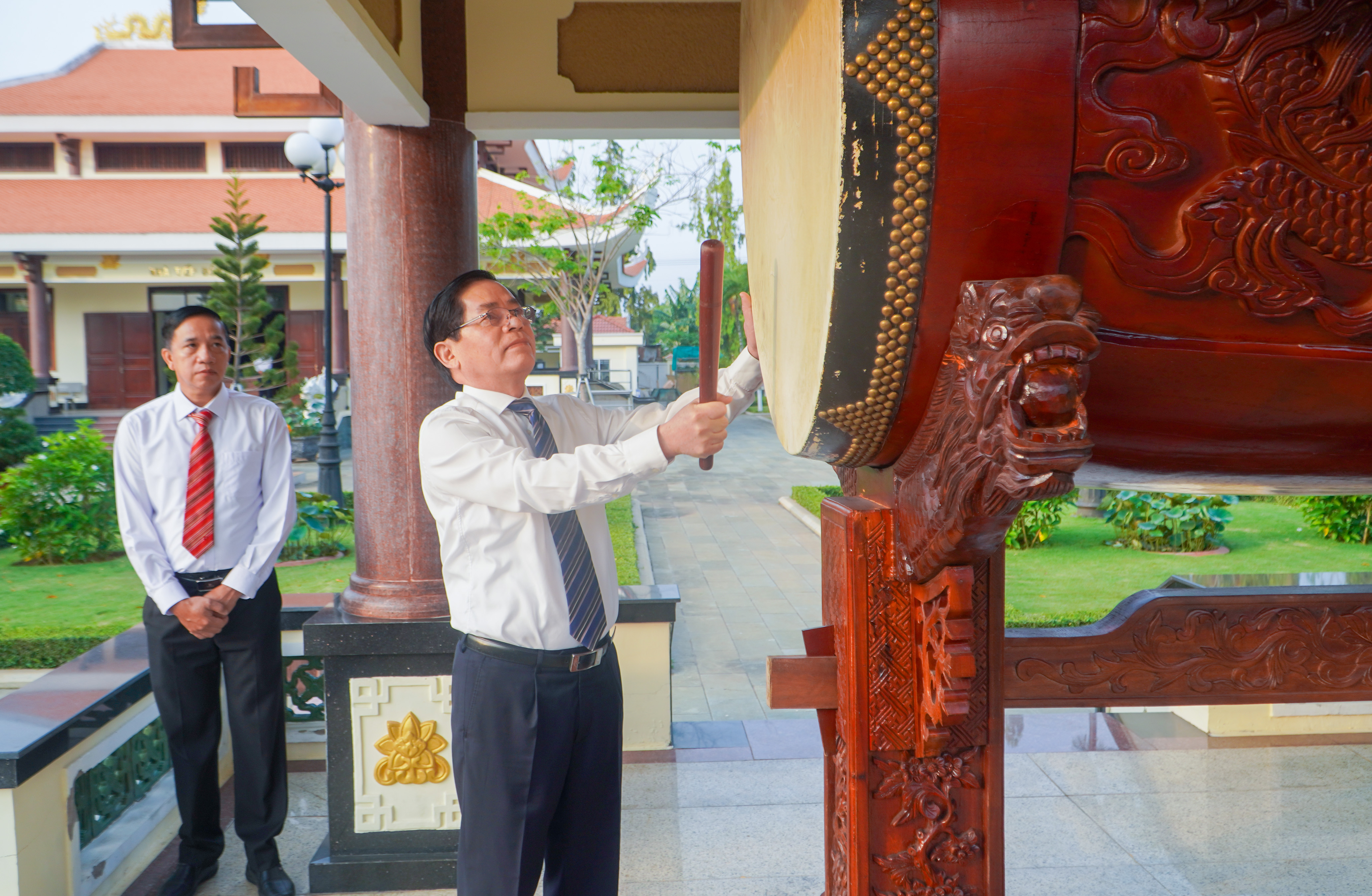 Ông Phạm Viết Thanh, Ủy viên Trung ương Đảng, Bí thư Tỉnh ủy, Chủ tịch HĐND tỉnh thực hiện nghi thức khai trống tại lễ viếng.