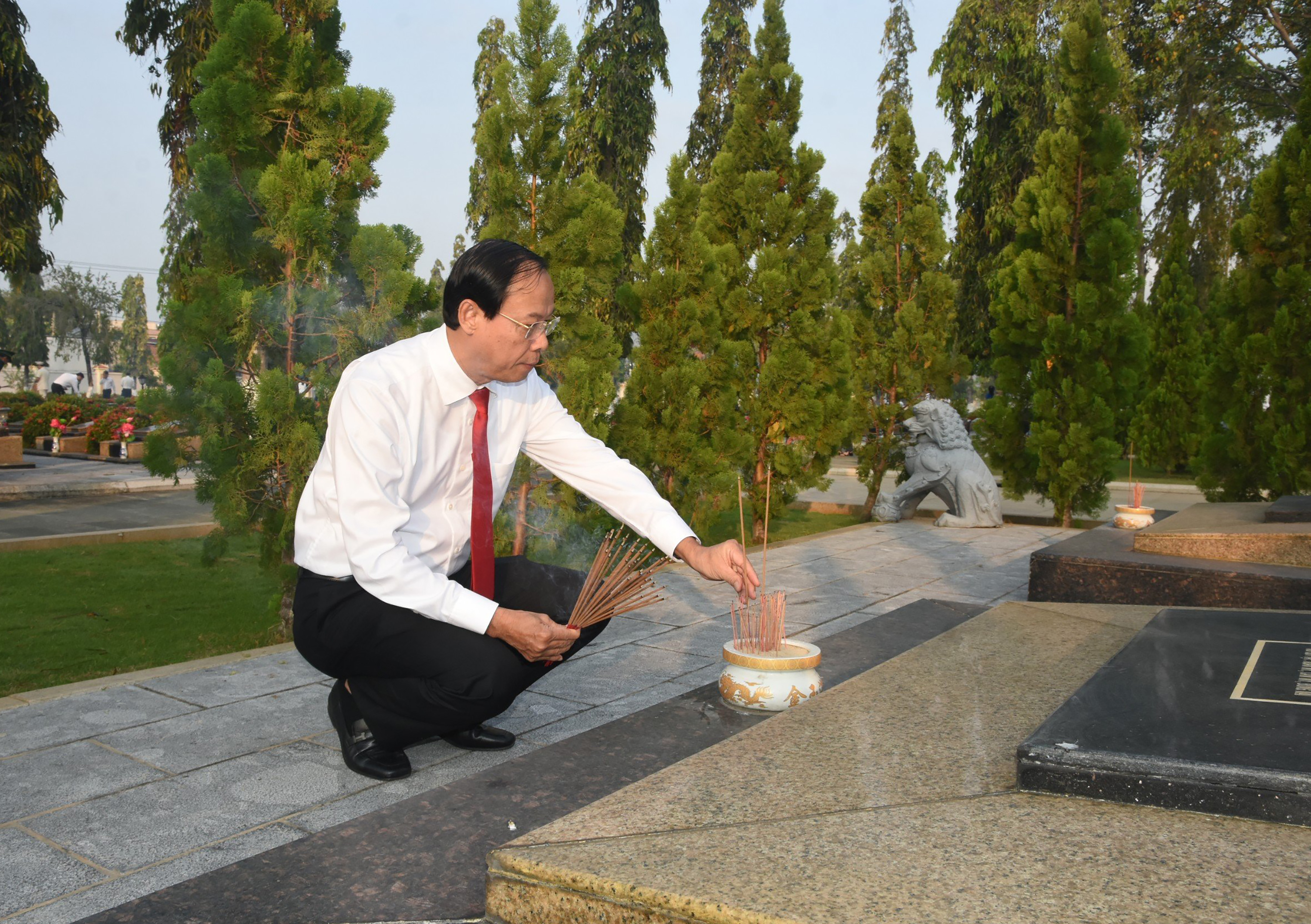 Ông Nguyễn Văn Thọ, Phó Bí thư Tỉnh ủy, Chủ tịch UBND tỉnh thắp hương tại các phần mộ liệt sĩ.