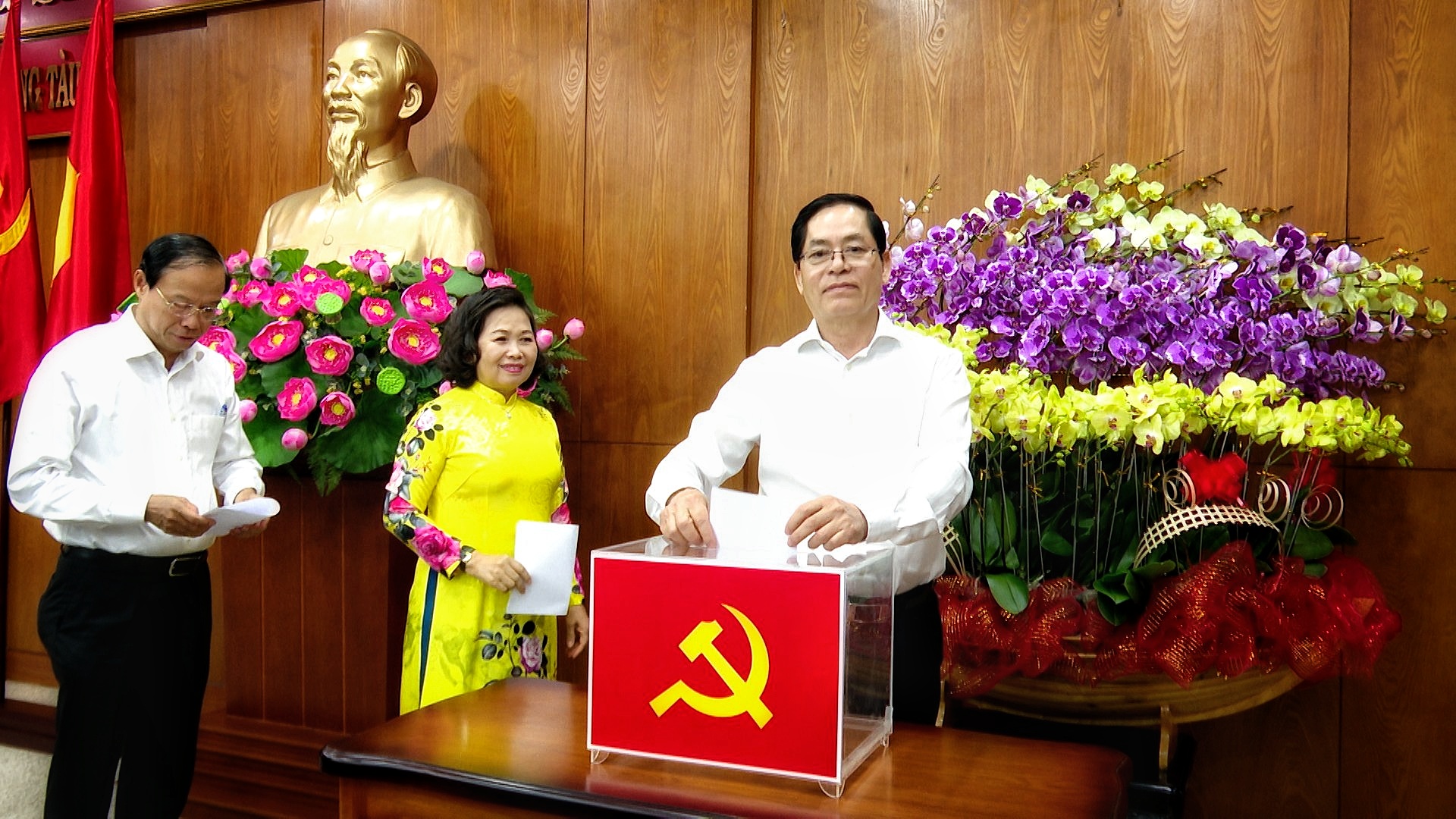 Ông Phạm Viết Thanh, Bí thư Tỉnh ủy, Chủ tịch HĐND tỉnh; bà Nguyễn Thị Yến, Phó Bí thư Thường trực Tỉnh ủy; ông Nguyễn Văn Thọ, Phó Bí thư Tỉnh ủy, Chủ tịch UBND tỉnh tiến hành bỏ phiếu xếp loại Đảng bộ tỉnh.