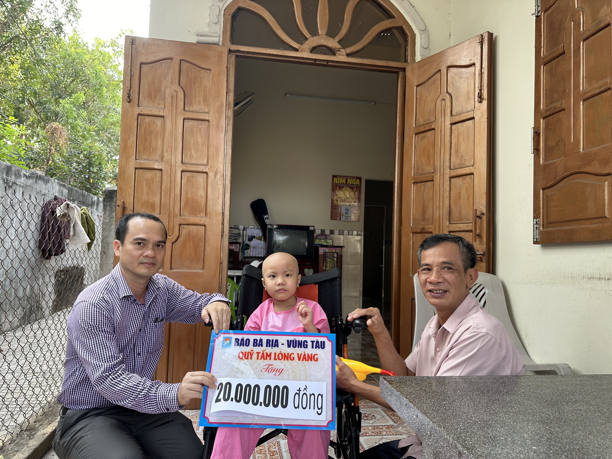   Đoàn Công tác Báo Bà Rịa-Vũng Tàu trao tiền hỗ trợ của Quỹ “Tấm lòng vàng” cho gia đình em Văn Võ Mỹ Hà (SN 2017, HS lớp 1A, Trường TH Long Liên, TT. Long Điền, huyện Long Điền)