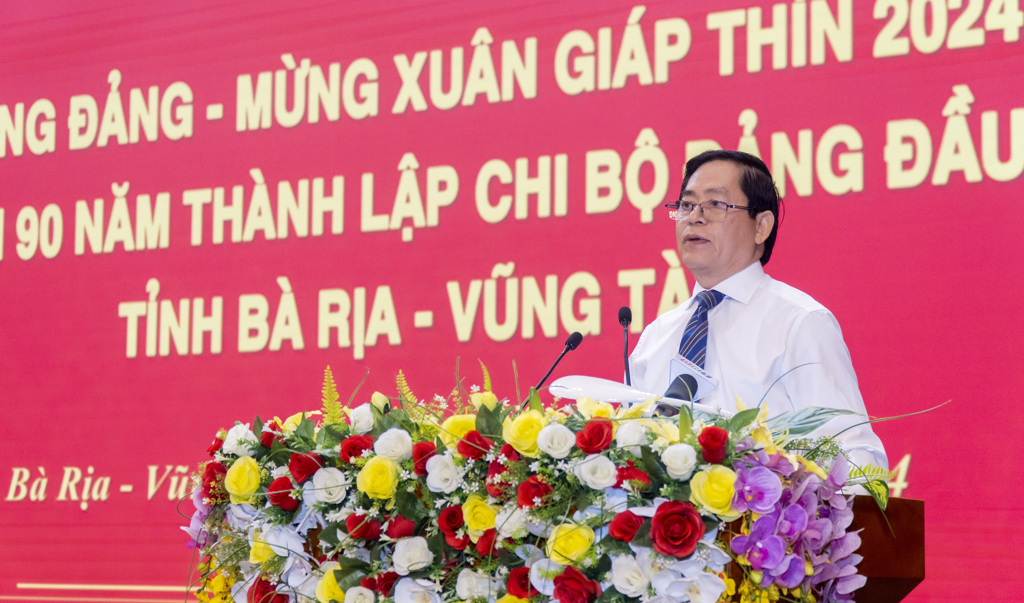 Ông Phạm Viết Thanh, Ủy viên Trung ương Đảng, Bí thư Tỉnh ủy, Chủ tịch HĐND tỉnh đọc diễn văn ôn truyền thống Đảng Cộng sản Việt Nam.