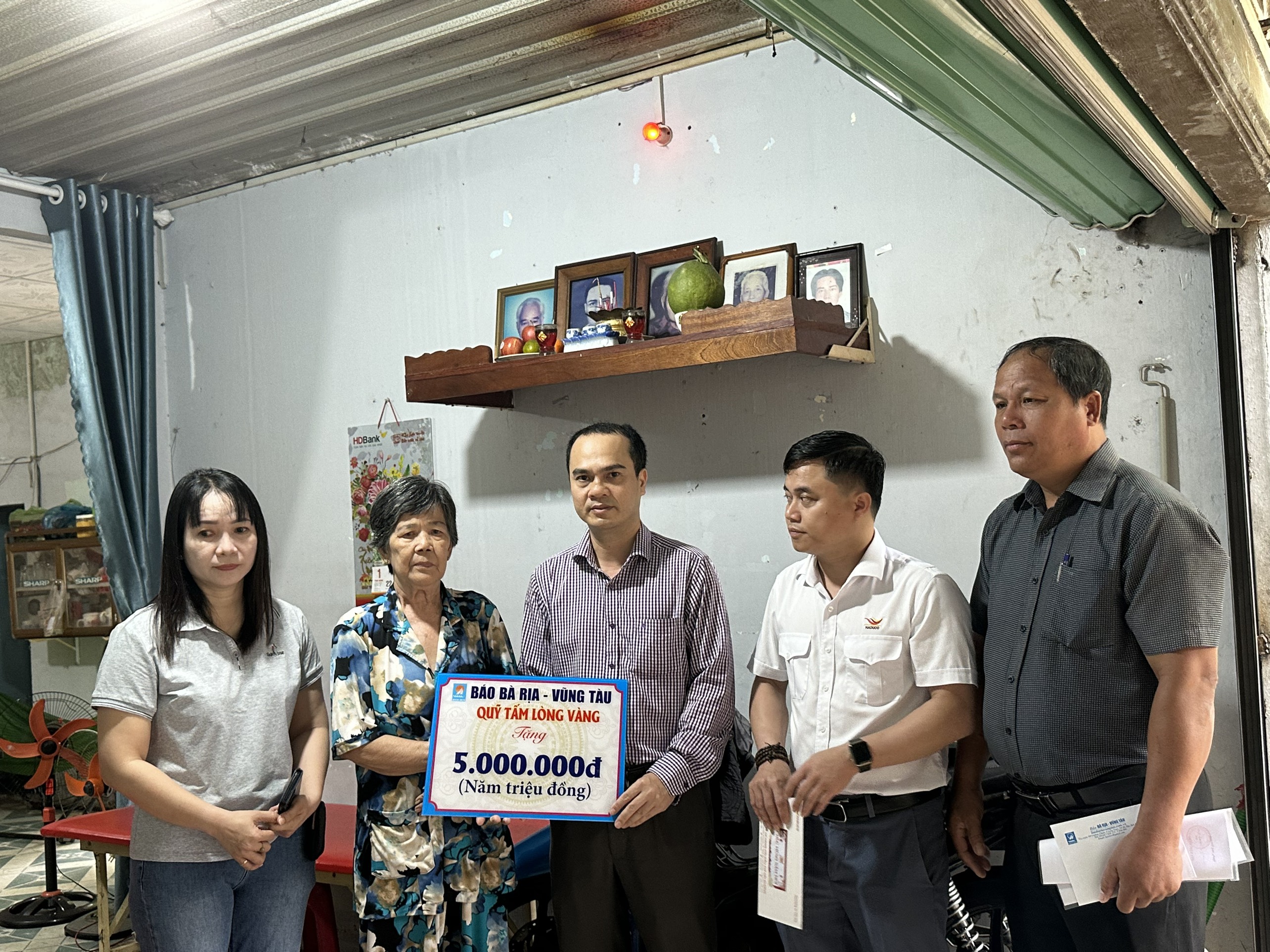 Đoàn Công tác Báo Bà Rịa-Vũng Tàu và đại diện DN trao tiền hỗ trợ của Quỹ “Tấm lòng vàng” cho gia đình bà Trần Thị Đành (TP.Bà Rịa)