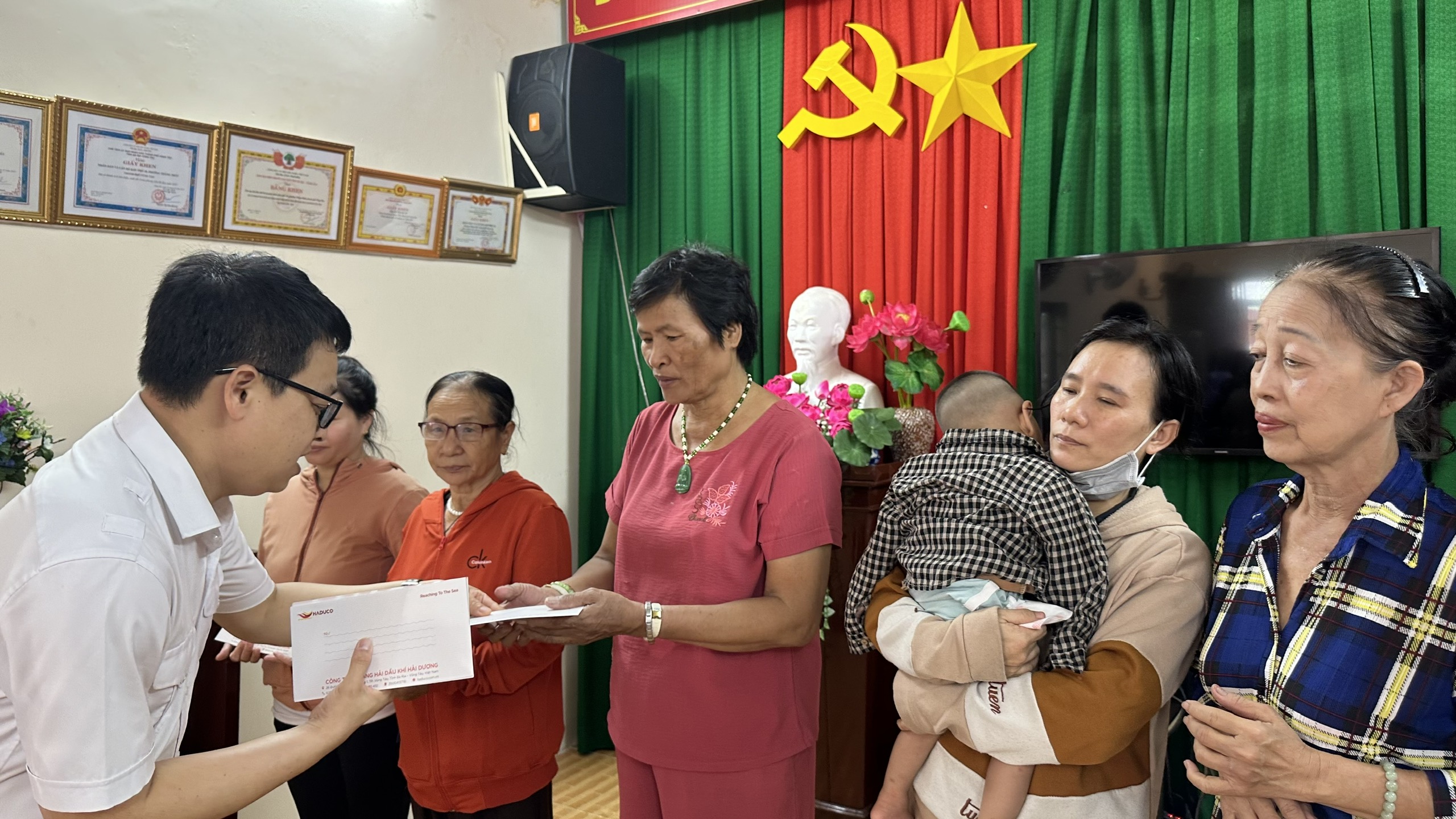 Đại diện DN trao 20 phần quà cho các gia đình đặc biệt khó khăn tại phường Thắng Nhất, TP.Vũng Tàu