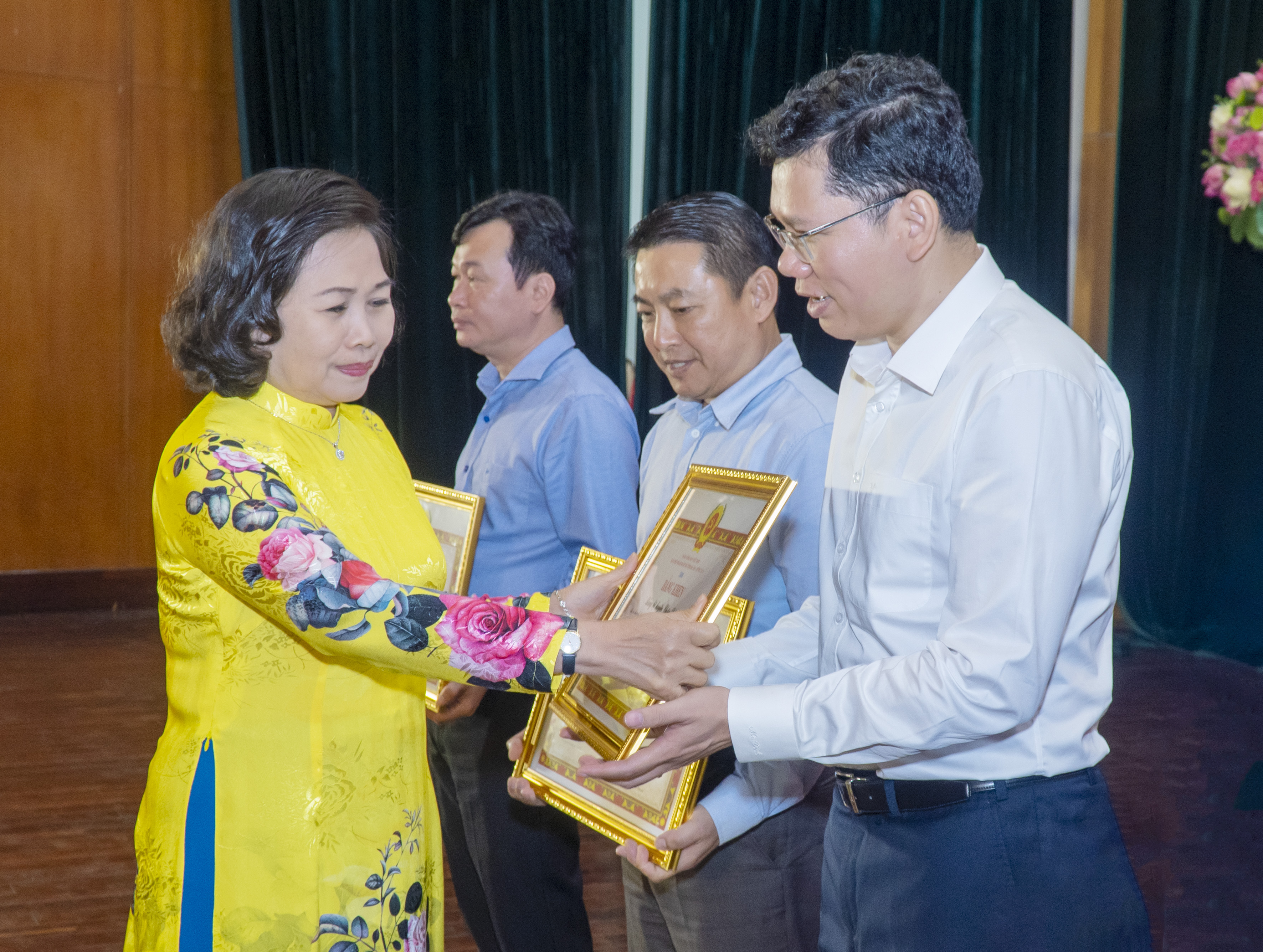 Bà Nguyễn Thị Yến, Phó Bí thư Thường trực Tỉnh ủy, Trưởng Đoàn ĐBQH tỉnh tặng Bằng khen của Ban Thường vụ Tỉnh ủy cho các Đảng bộ có thành tích xuất sắc trong lãnh đạo, chỉ đạo thực hiện các chuyên đề năm 2023.