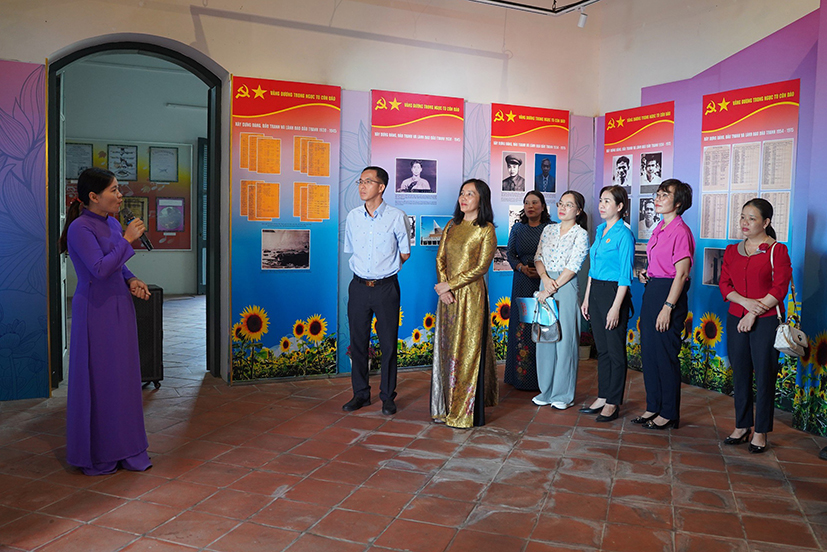Các đại biểu tham quan triển lãm.
