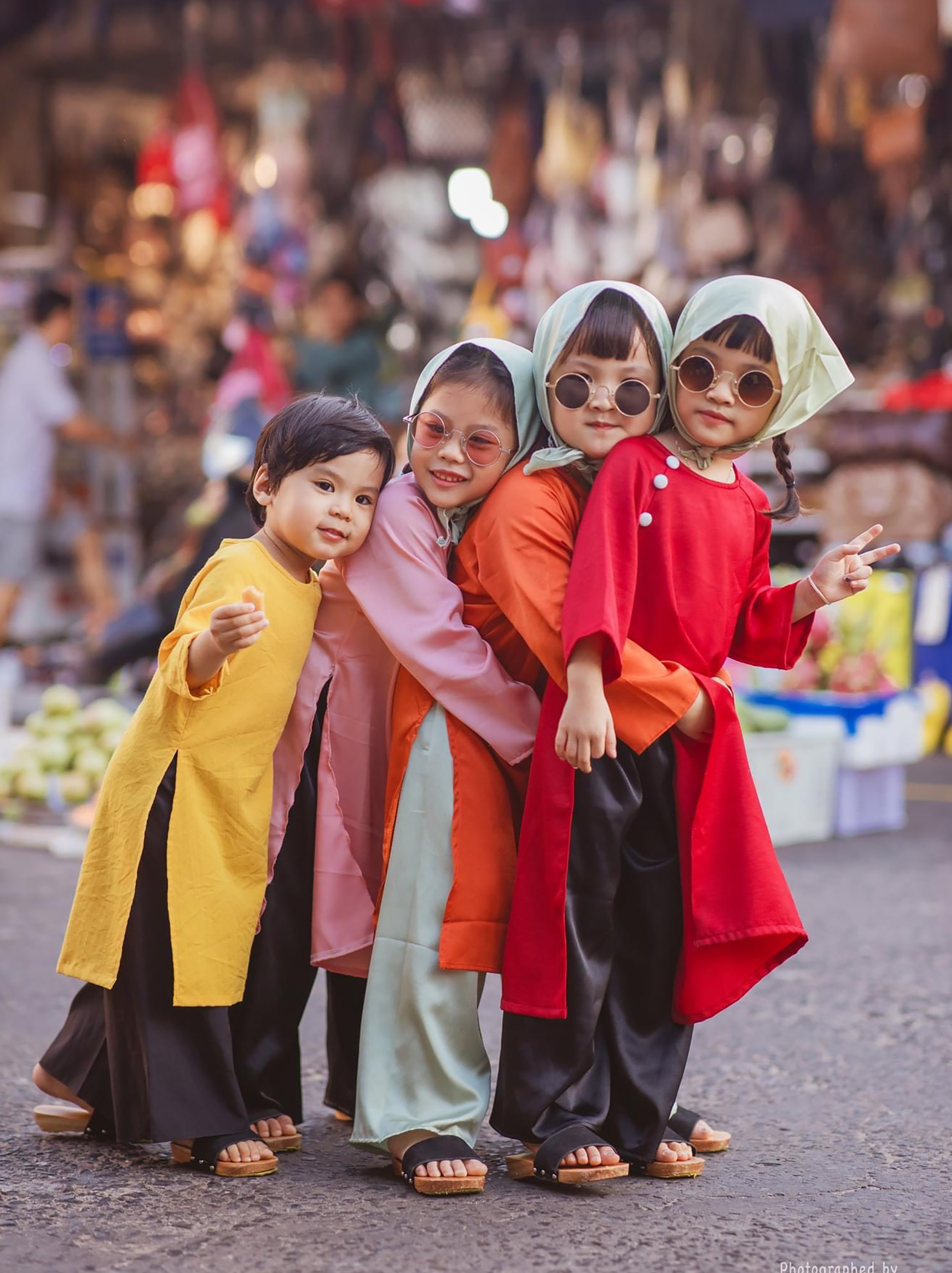Các em thiếu nhi trong trang phục áo dài xưa làm dáng trên đường phố Vũng Tàu. Ảnh: TOOP HOUSE STUDIO
