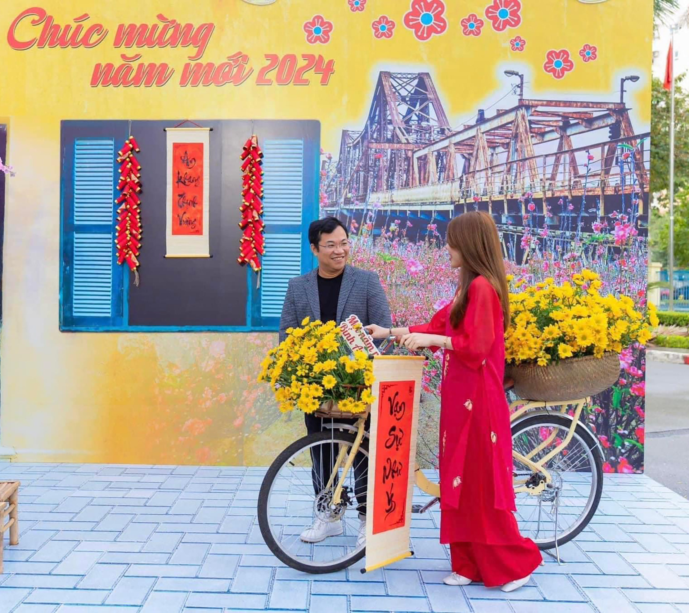 Trong KCN, các công ty cũng tạo ra các không gian Tết để người lao động chụp hình. Trong ảnh: Người lao động Công ty Vard (KCN Đông Xuyên, TP.Vũng Tàu) chụp hình với không gian Tết.