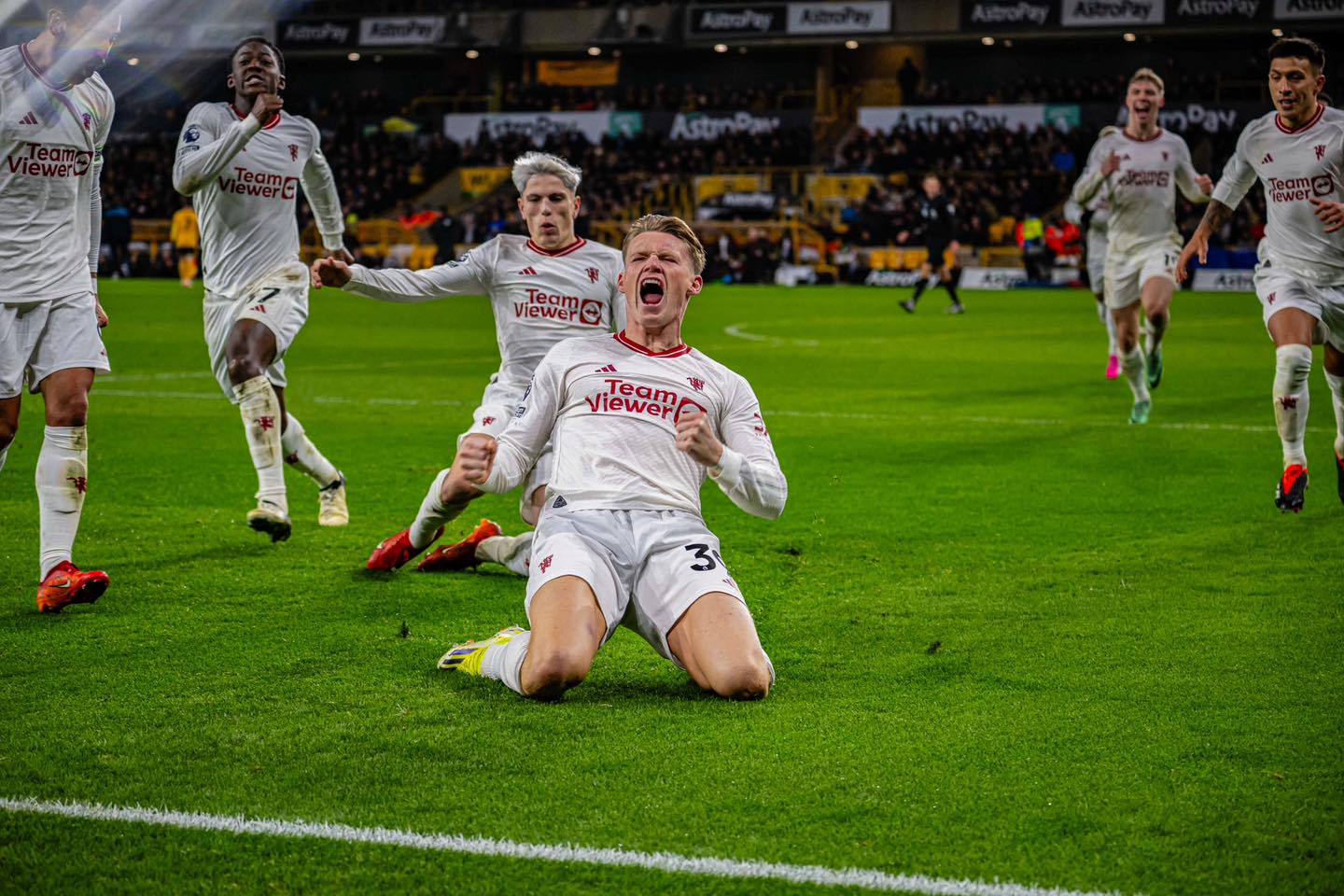 Manchester United có chiến thắng nghẹt thở trong trận cầu 7 bàn thắng.