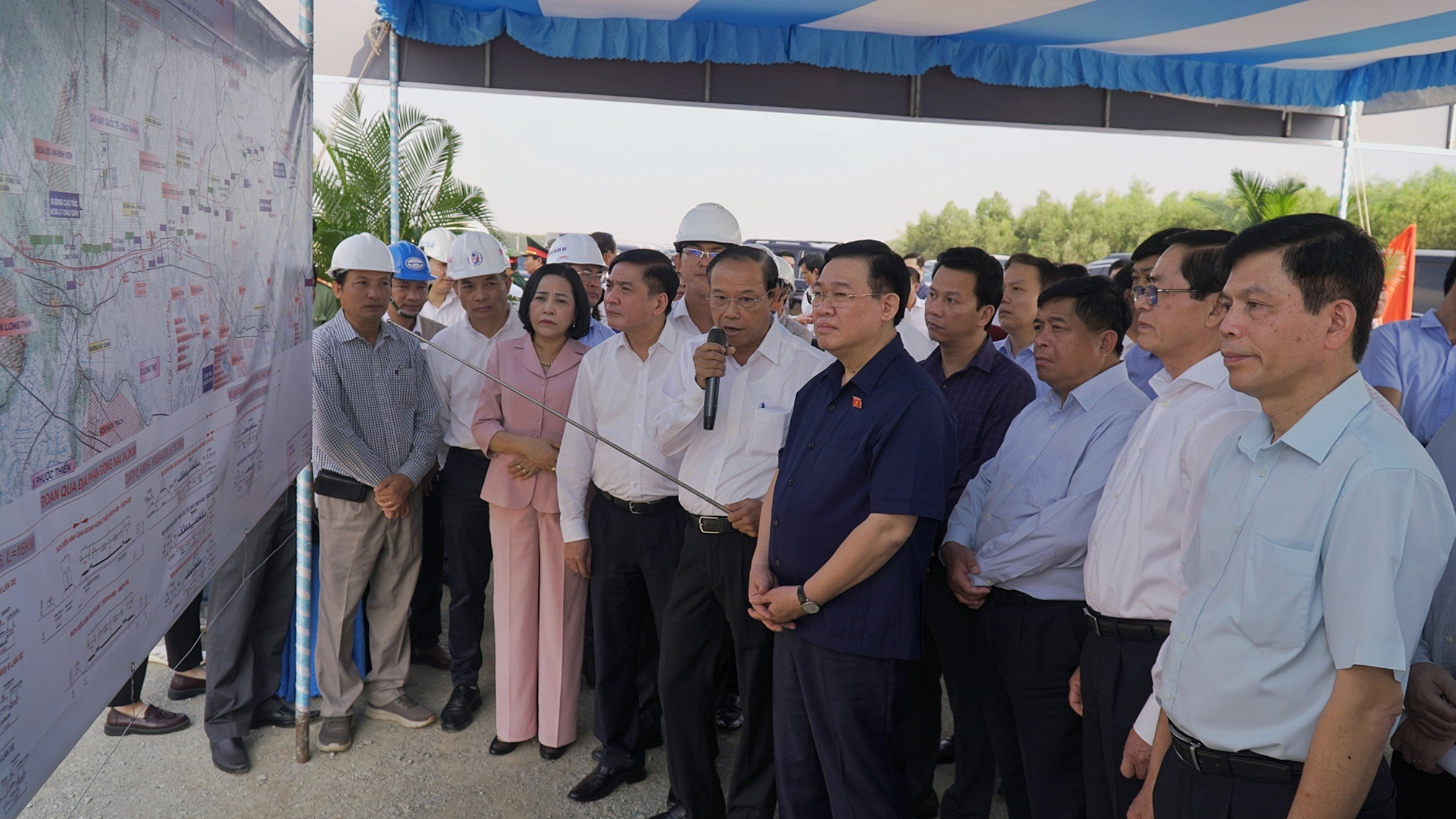 Chủ tịch UBND tỉnh Bà Rịa-Vũng Tàu Nguyễn Văn Thọ báo cáo Chủ tịch Quốc hội Vương Đình Huệ tiến độ giải phóng mặt bằng và thi công dự án thành phần 3 đường bộ cao tốc Biên Hòa-Vũng Tàu, sáng 2/1/2024.