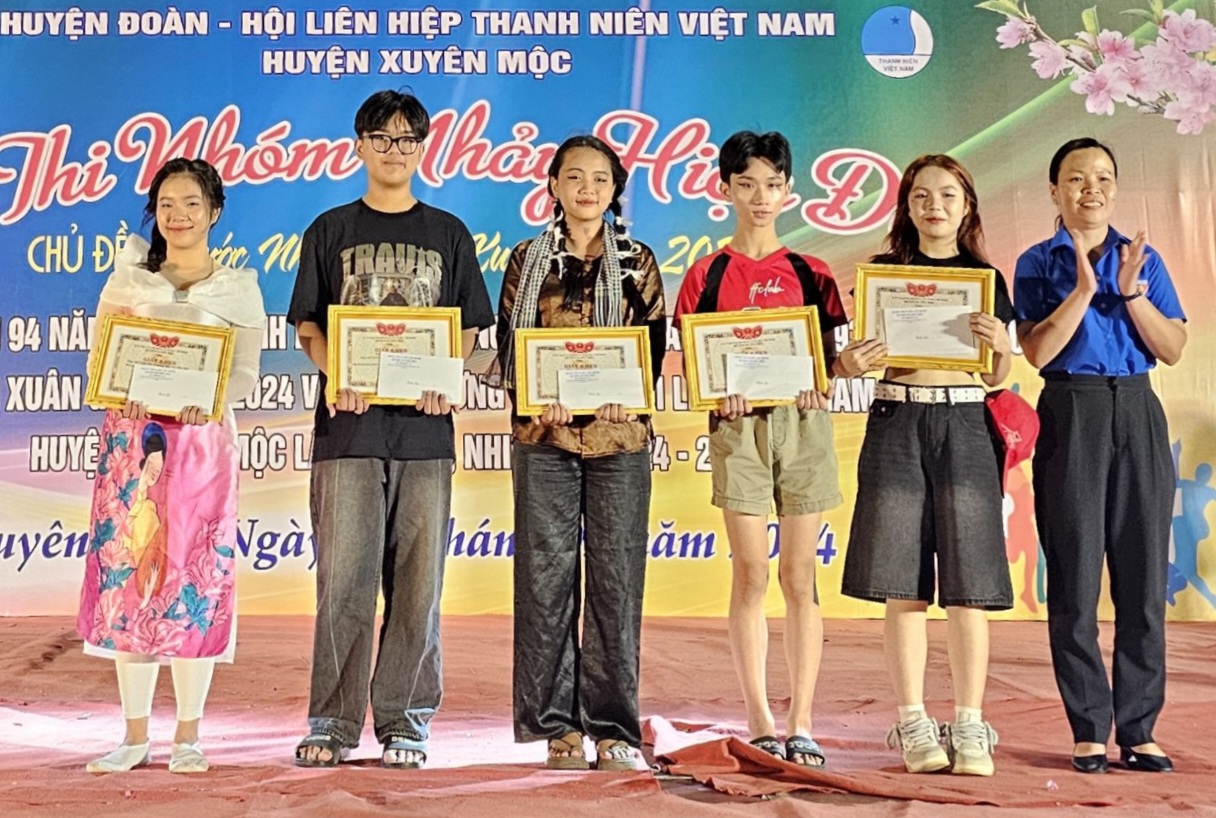 Đại diện Tỉnh Đoàn trao giải Khuyến khích cho các đội xuất sắc tham gia hội thi.