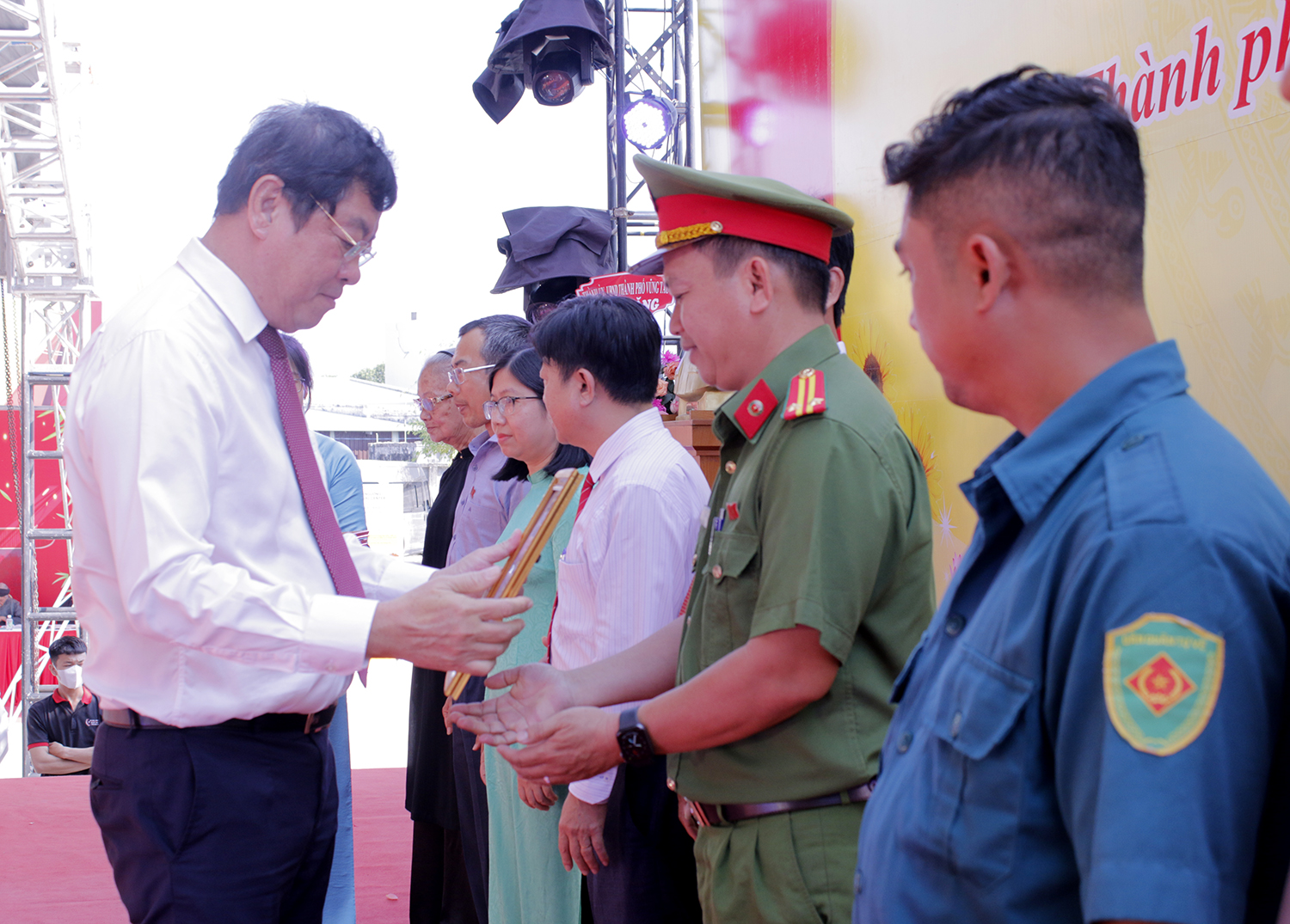 Ông Trần Đình Khoa, Ủy viên Ban Thường vụ Tỉnh ủy, Bí thư Thành ủy Vũng Tàu trao giấy khen cho các tập thể có thành tích xuất sắc trong quá trình xây dựng NTM nâng cao trên địa bàn xã Long Sơn, TP. Vũng Tàu.