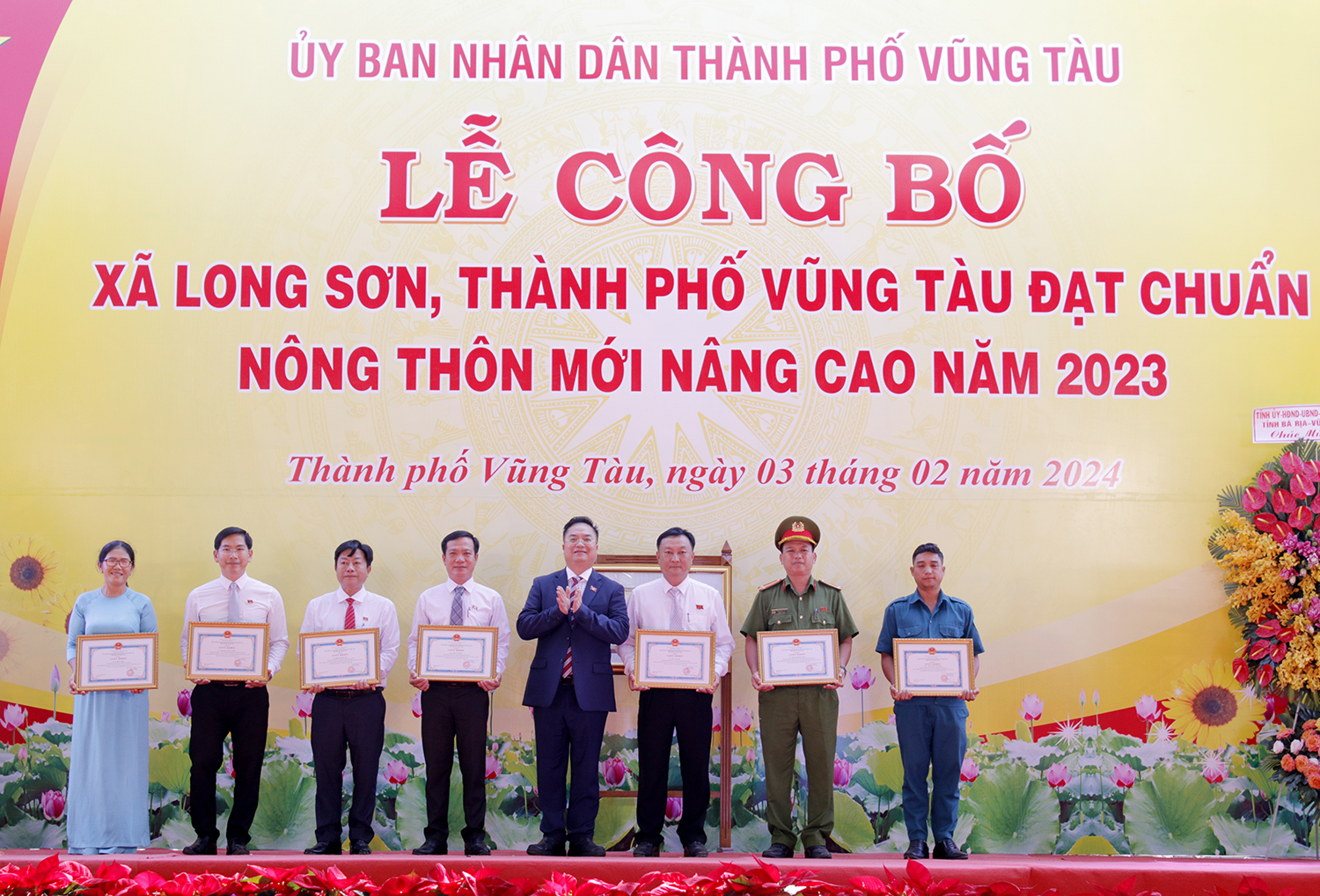 Ông Hoàng Vũ Thảnh, Chủ tịch UBND TP. Vũng Tàu trao giấy khen cho các cá nhân có thành tích xuất sắc trong quá trình xây dựng NTM nâng cao trên địa bàn xã Long Sơn, TP. Vũng Tàu.