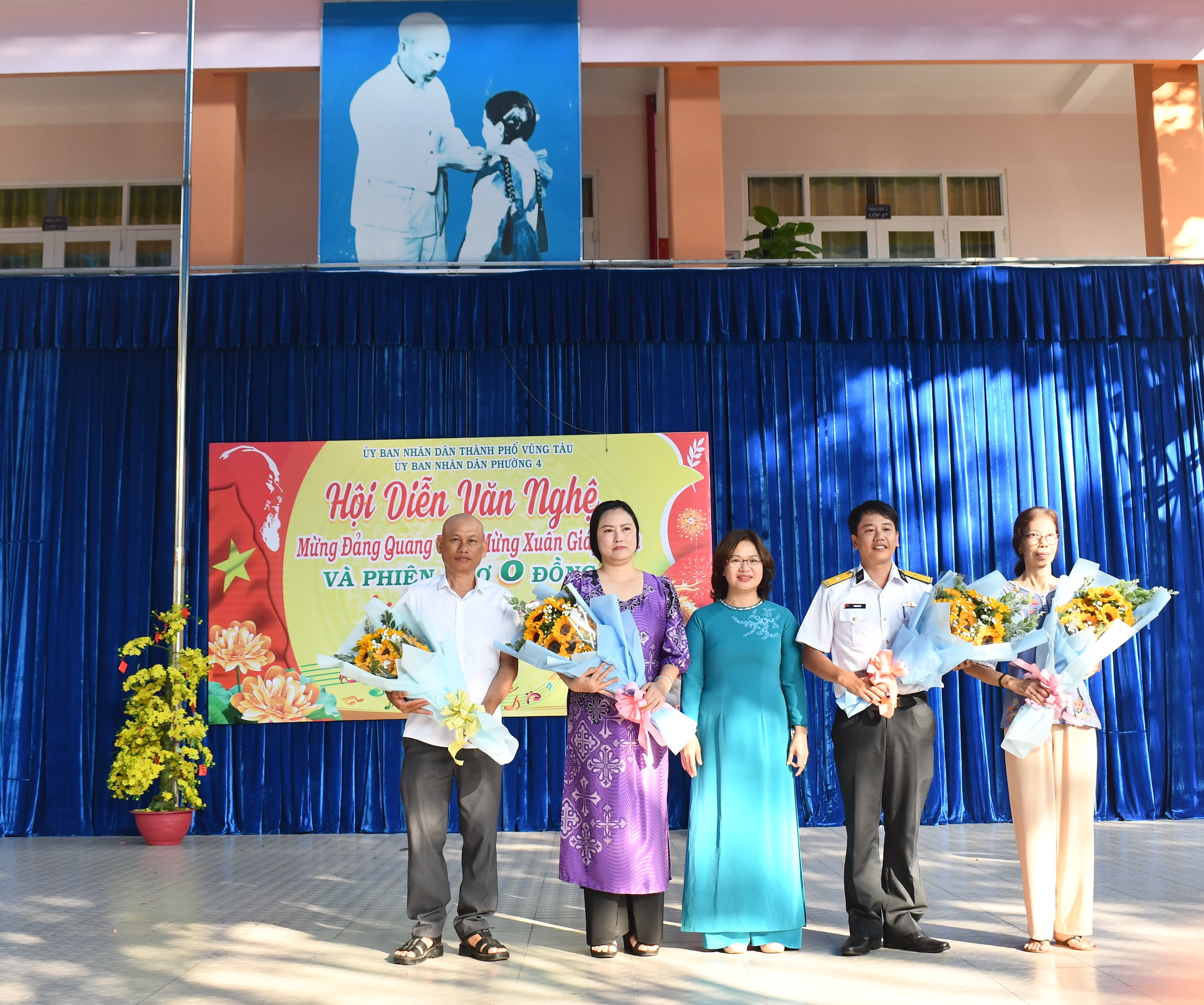 Bà Trần Thị Bích Vân, Chủ tịch UBND phường 4 tặng hoa cảm ơn đến các đơn vị tài trợ, nhà hảo tâm hỗ trợ chương trình.
