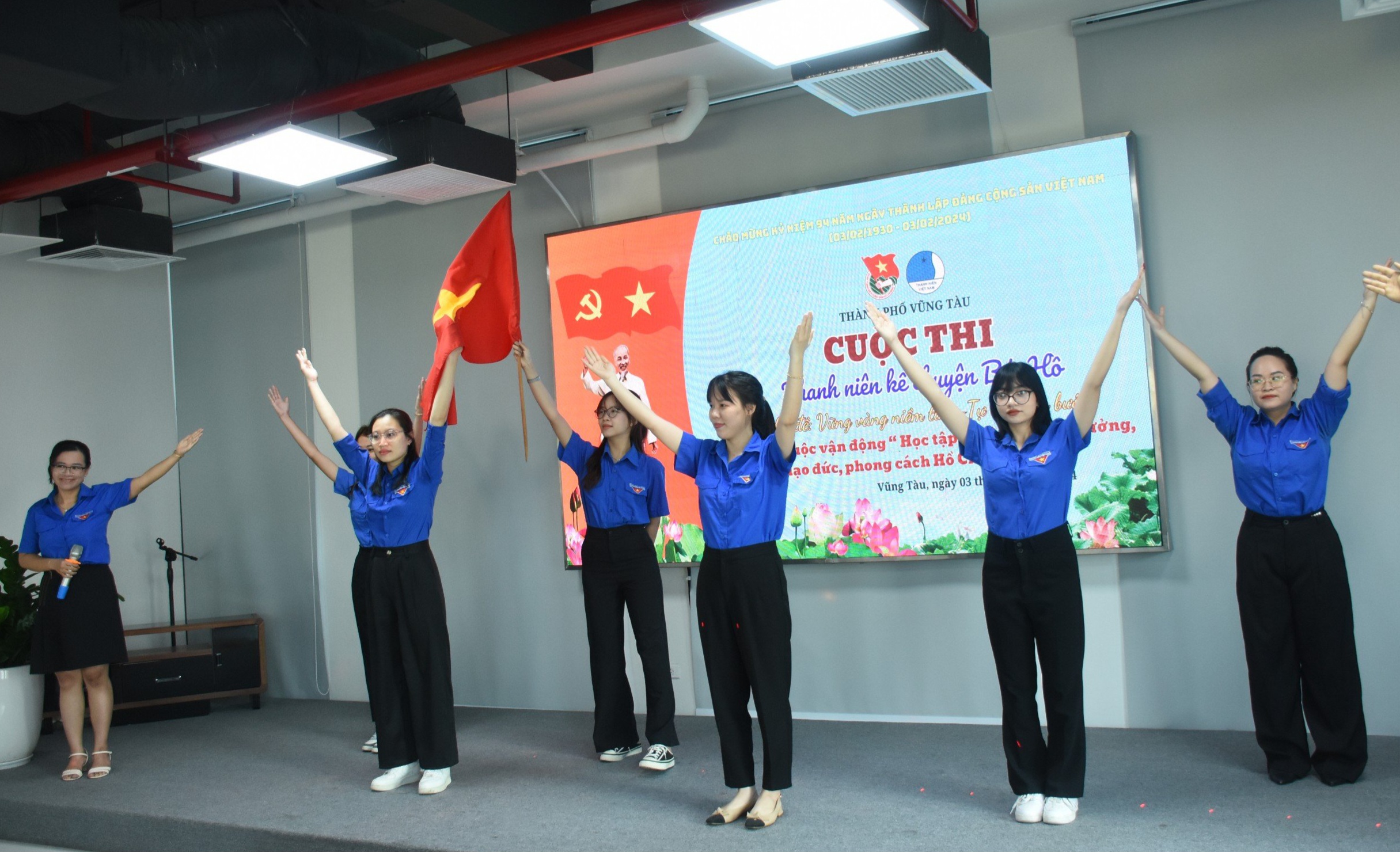 Một mẩu chuyện về Bác Hồ được thí sinh kể và minh hoạ sinh động tại cuộc thi.