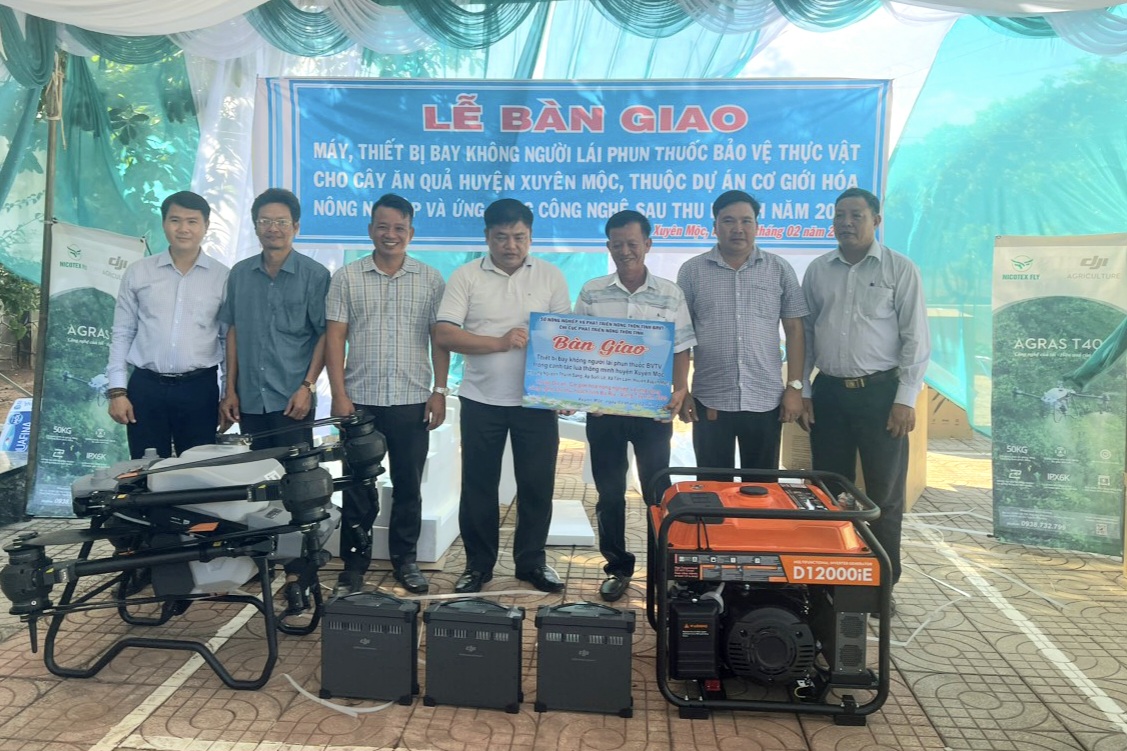 Đại diện Chi cục Phát triển nông thôn tỉnh bàn giao thiết bị bay không người lái cho hộ  ông Nguyễn Thanh Sang, xã Tân Lâm, huyện Xuyên Mộc.