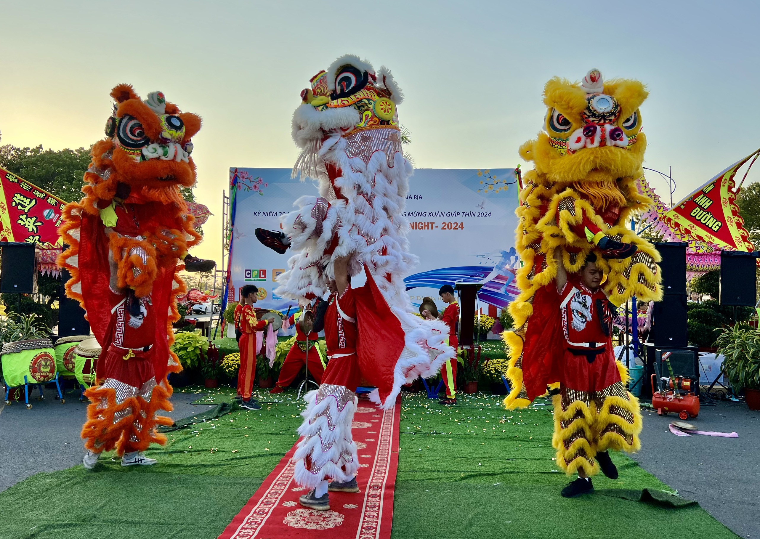 Mở đầu là chương trình trống trận, múa lân chào mừng giải.