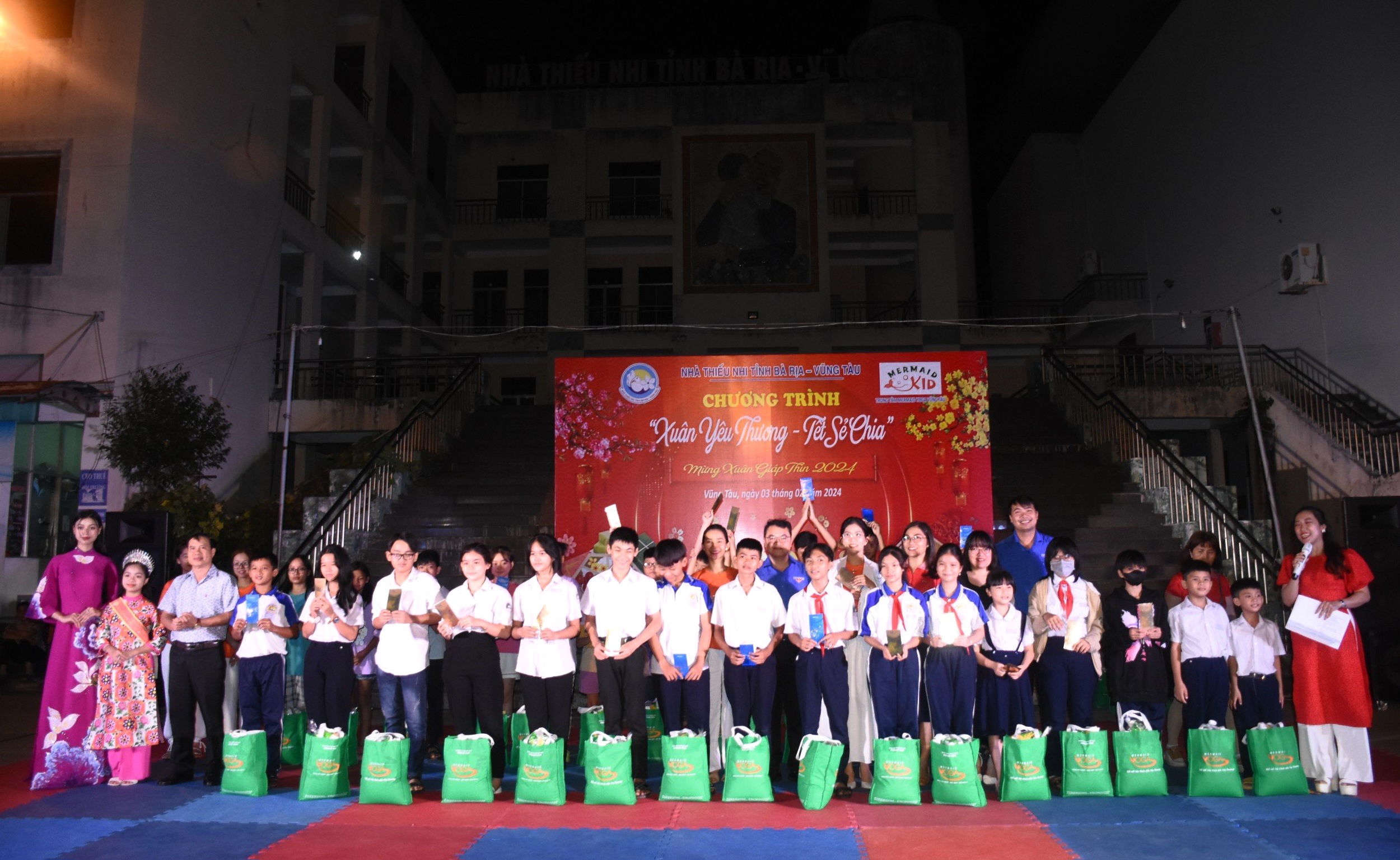 Thiếu nhi có hoàn cảnh khó khăn nhận quà Tết của Trung tâm Memaid tại chương trình.