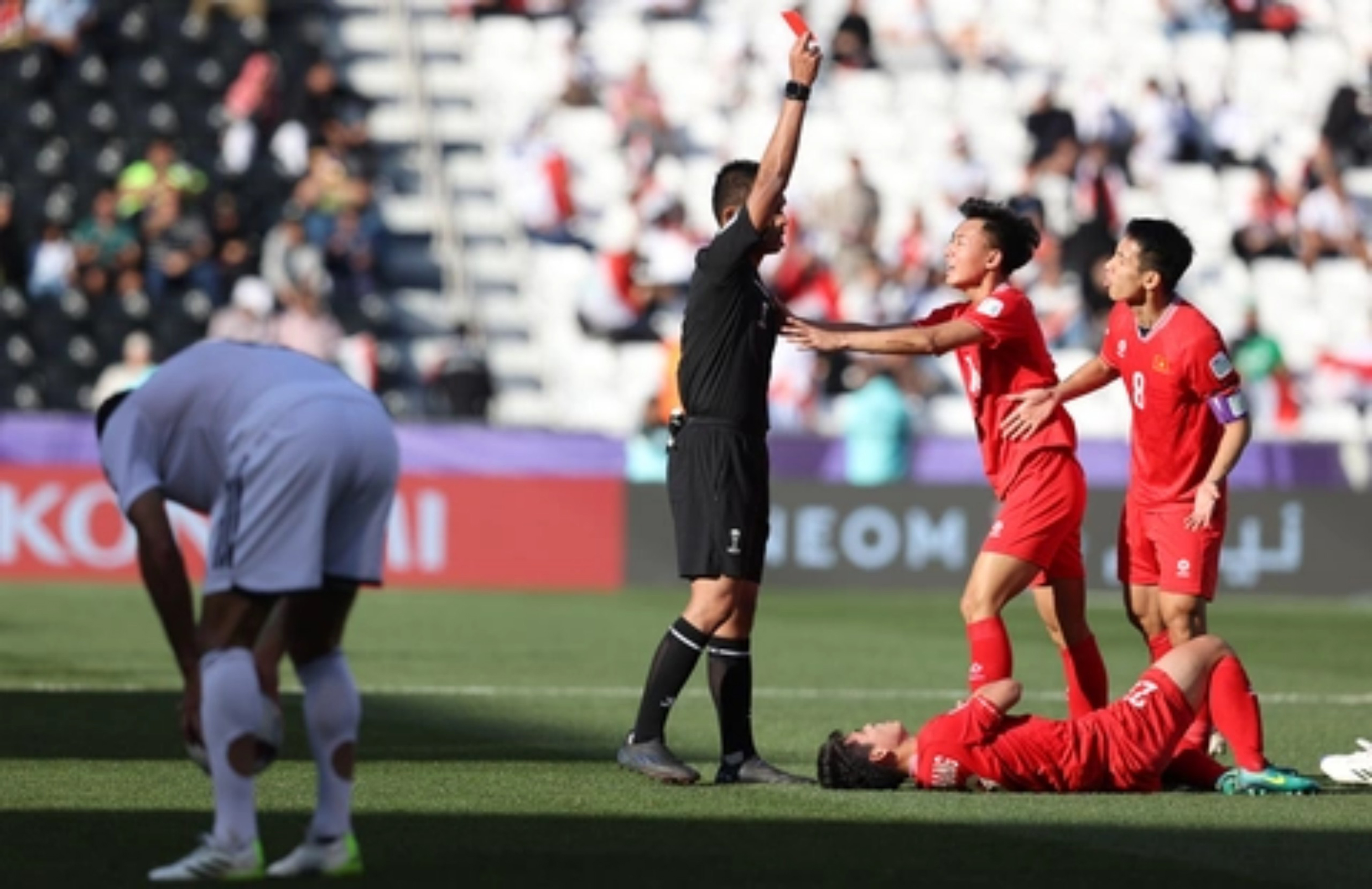Thái Sơn xô đẩy trọng tài và bị phạt thẻ vàng ở trận Việt Nam-Iraq tại Asian Cup 2023. Hành vi này cần hạn chế lặp lại ở sân chơi châu lục.