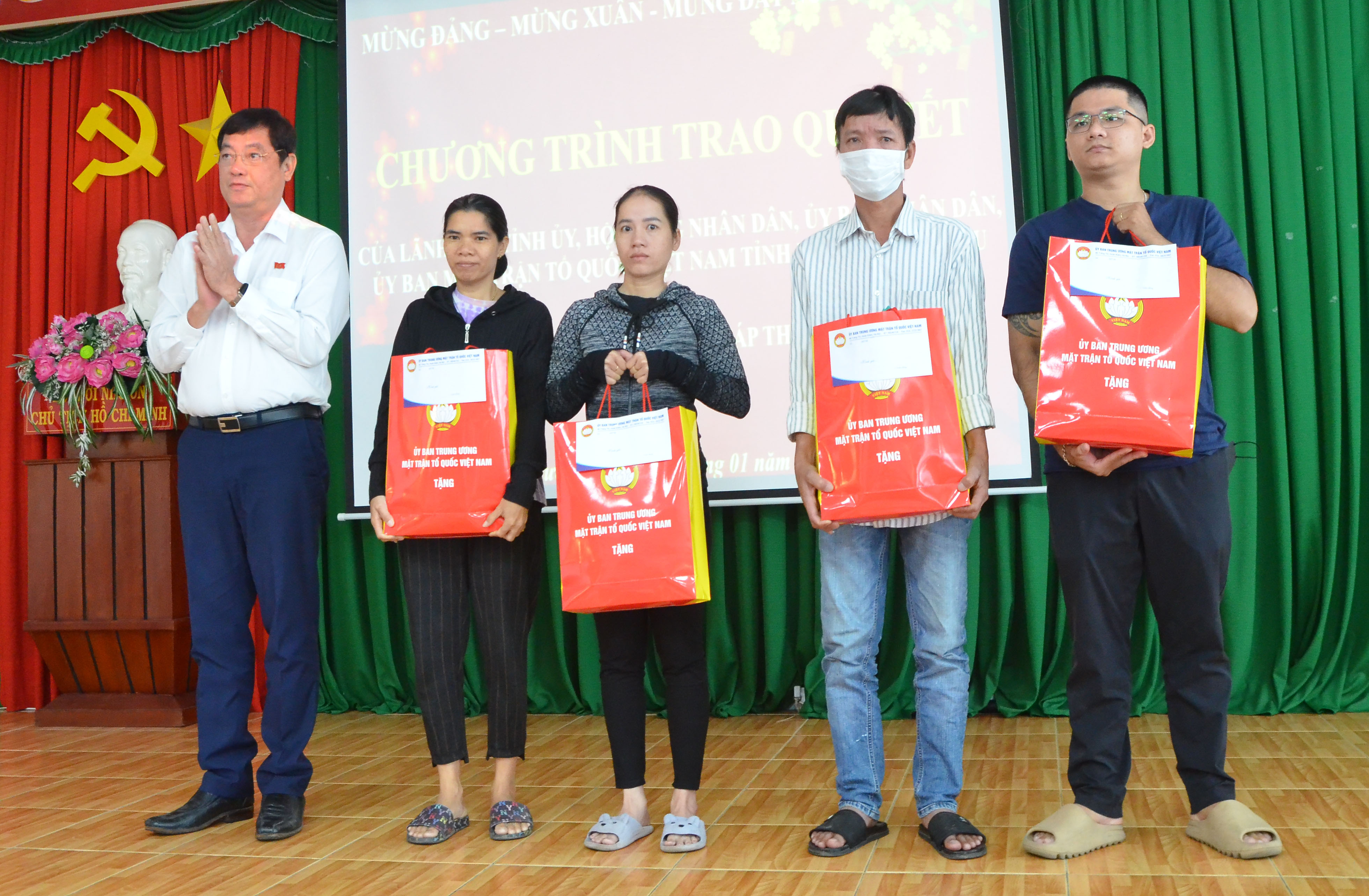 Ông Trần Đình Khoa, Ủy viên Ban Thường vụ Tỉnh ủy, Bí thư Thành ủy Vũng Tàu trao quà Tết cho các hộ  khó khăn trên địa bàn phường 5.