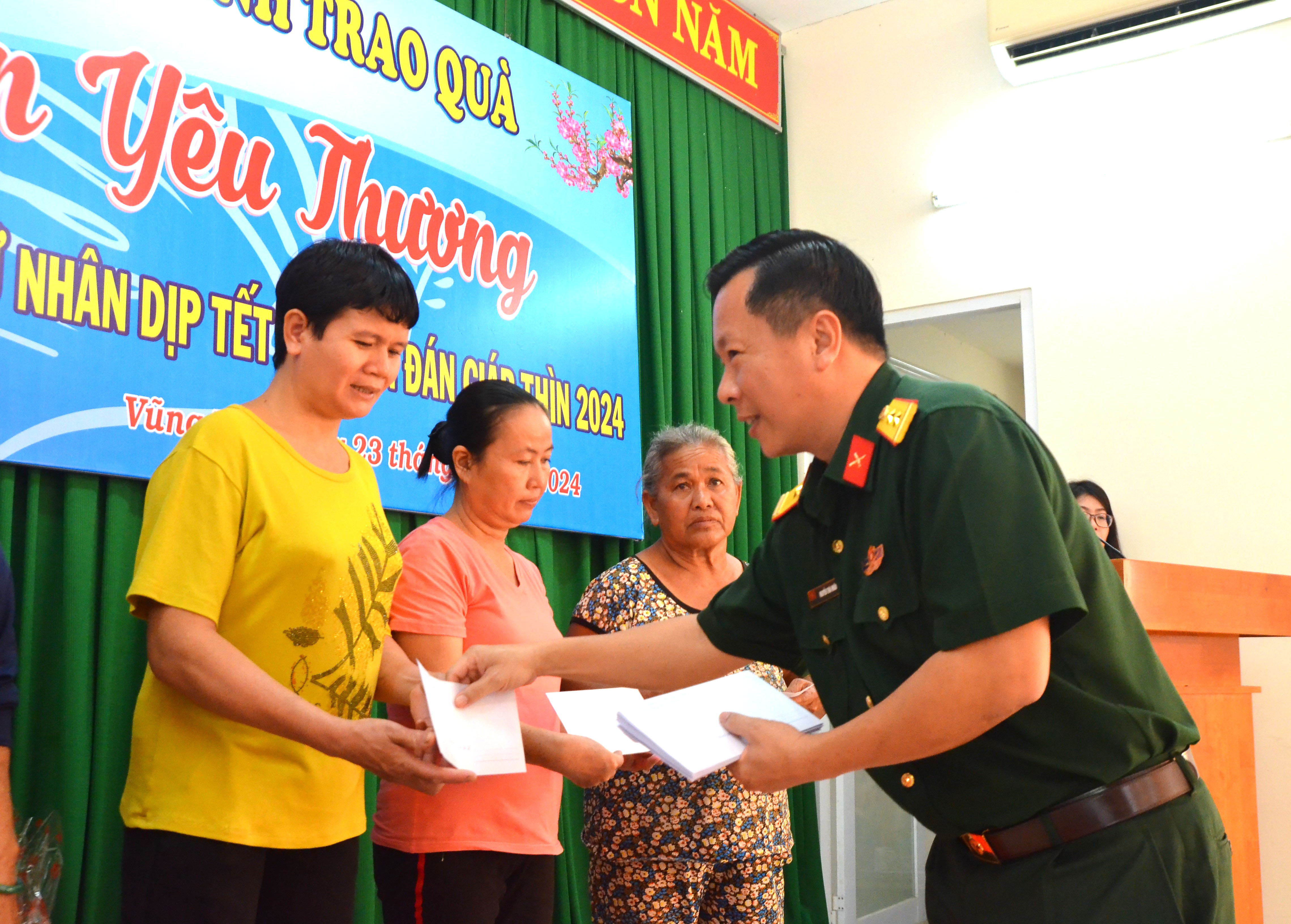 Hội viên, phụ nữ nghèo, khó khăn được nhận quà Tết tại chương trình “Xuân yêu thương” do Hội LHPN TP.Vũng Tàu phối hợp với các đơn vị lực lượng vũ trang tổ chức.