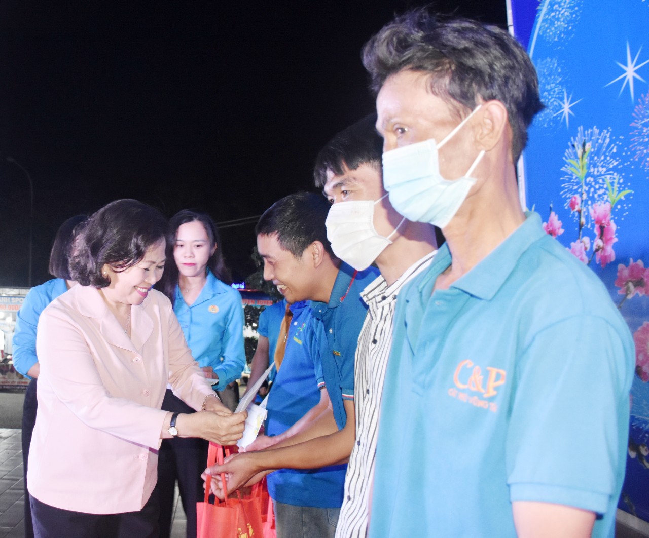Bà Nguyễn Thị Yến, Phó Bí thư Thường trực Tỉnh ủy, Trưởng Đoàn ĐBQH tỉnh tặng quà cho đoàn viên, NLĐ khó khăn.