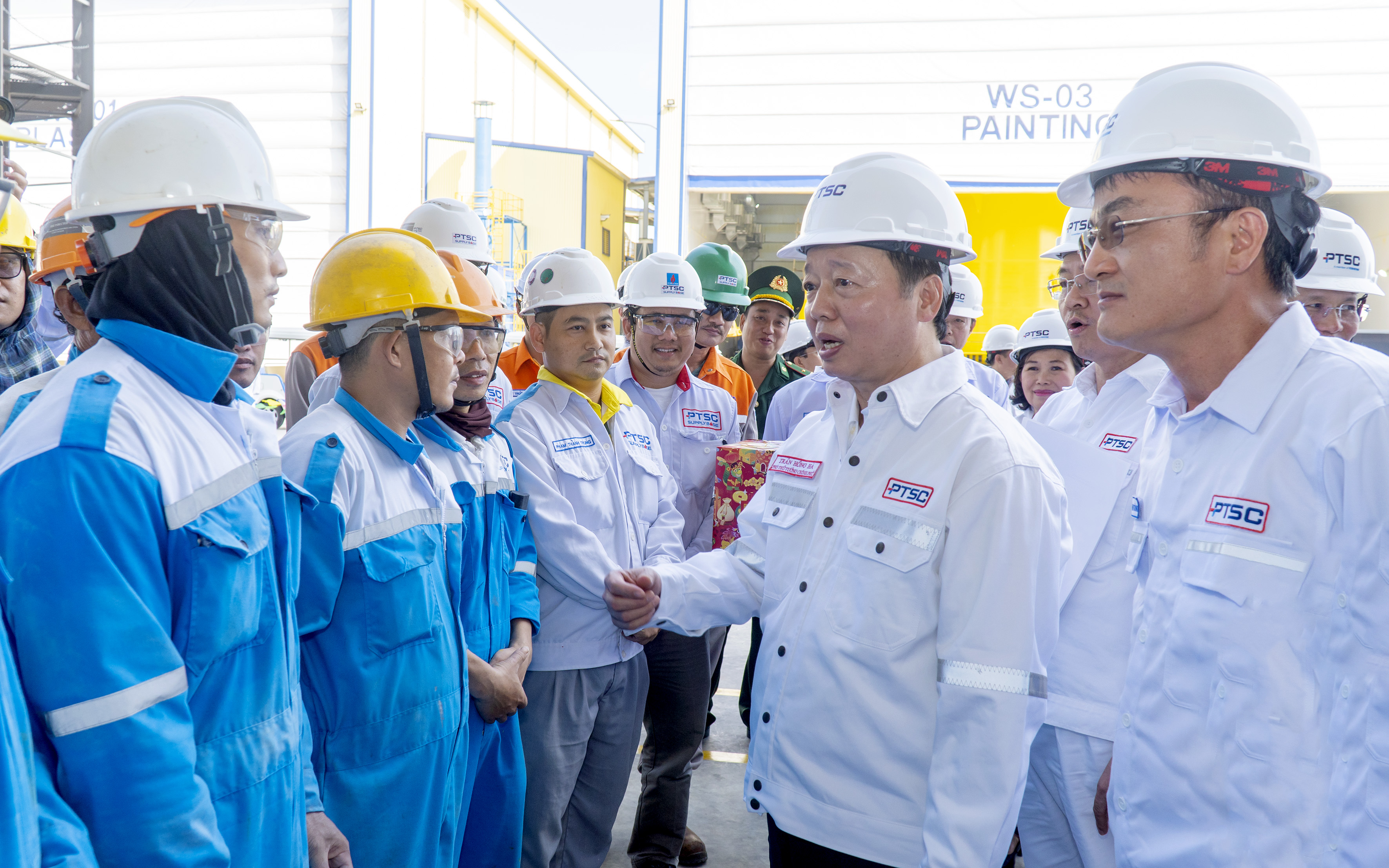 Phó Thủ tướng Chính phủ Trần Hồng Hà động viên, thăm hỏi công nhân làm việc tại căn cứ cảng PTSC.
