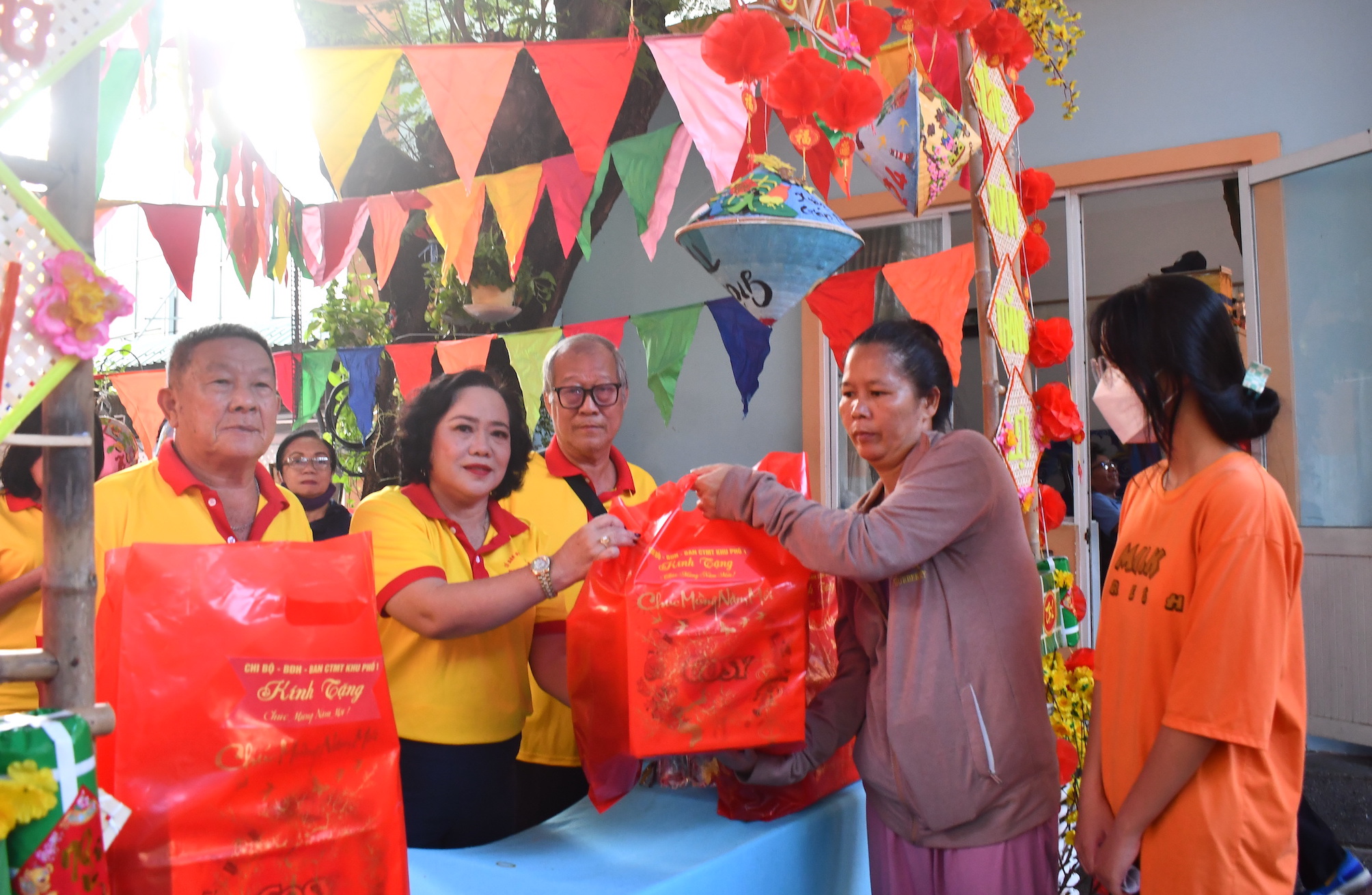 Người dân phường 4, TP.Vũng Tàu có hoàn cảnh khó khăn nhận quà tại gian hàng 0 đồng. Ảnh: HUYỀN TRANG