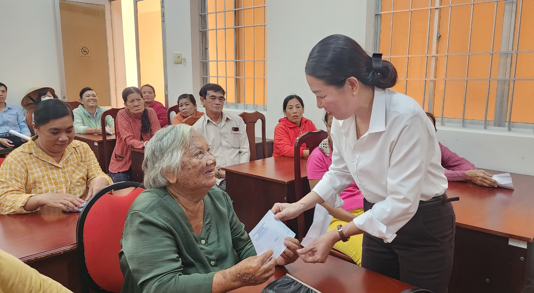 Bà Huỳnh Thị Thanh Liên, Chủ tịch UBMTTQ Việt Nam huyện Côn Đảo tặng quà Tết cho hộ khó khăn trên địa bàn.
