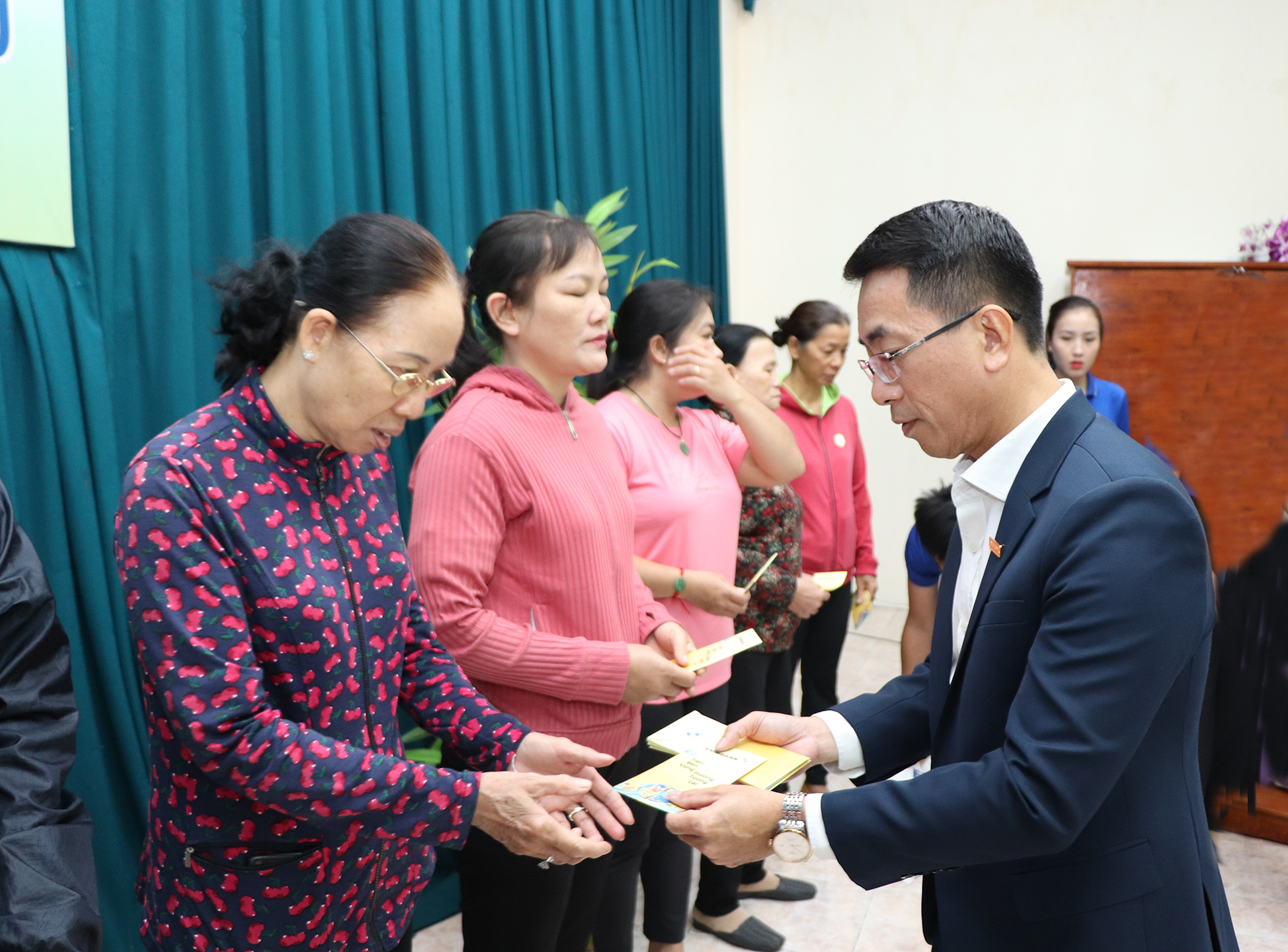 Ông Nguyễn Hoàng Tuấn, Giám đốc Eximbank chi nhánh Bà Rịa - Vũng Tàu trao quà đến người dân.