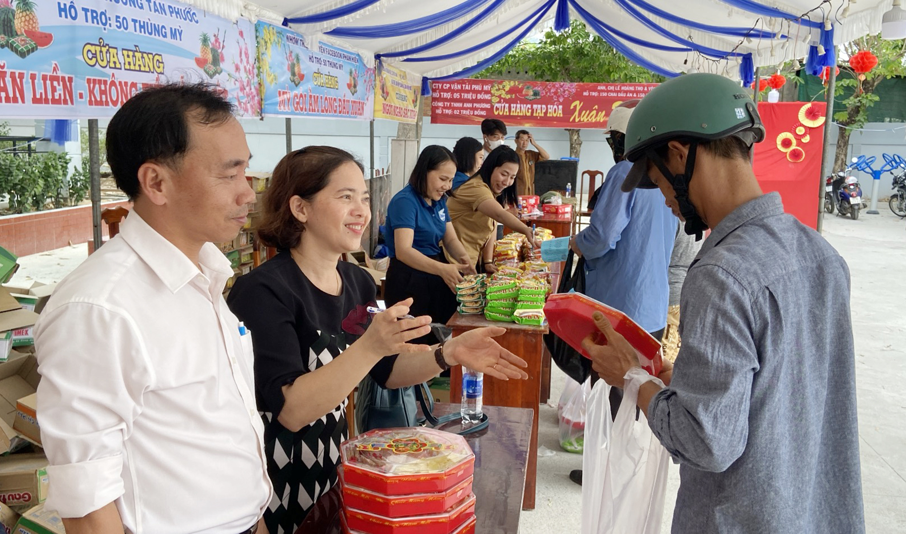 Người mua hàng mua mứt tại phiên chợ.