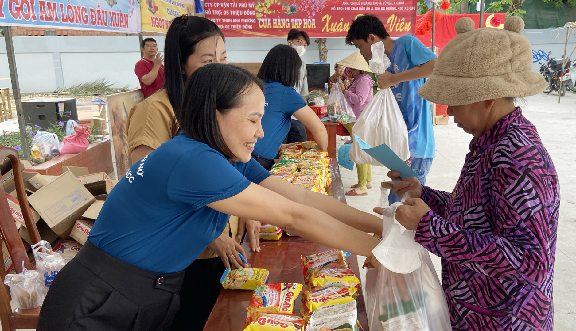 Người mua chọn mua mỳ gói tại phiên chợ 0 đồng.