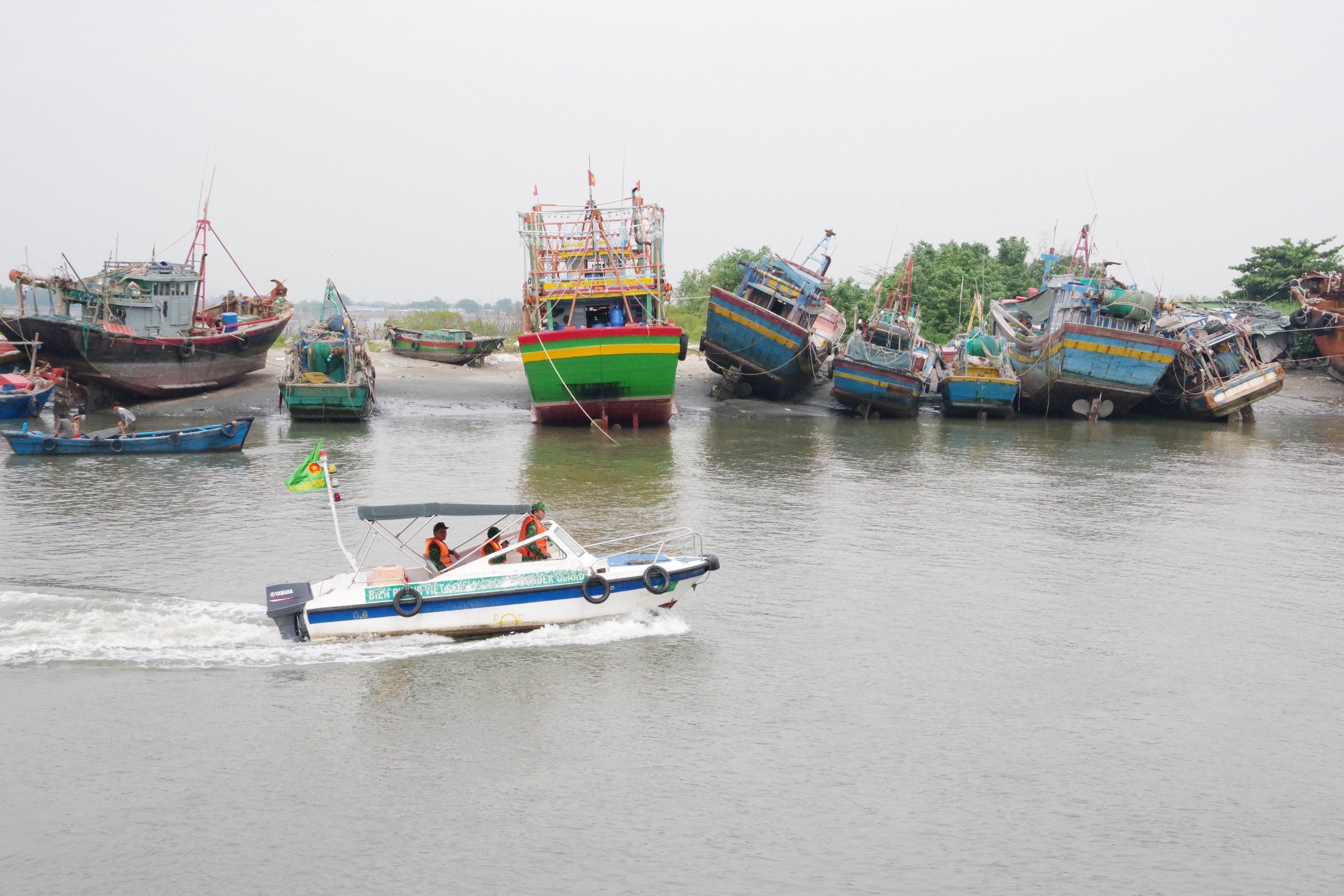 Cán bộ Đồn Biên phòng Phước Tỉnh tuần tra trên sông Cửa Lấp 