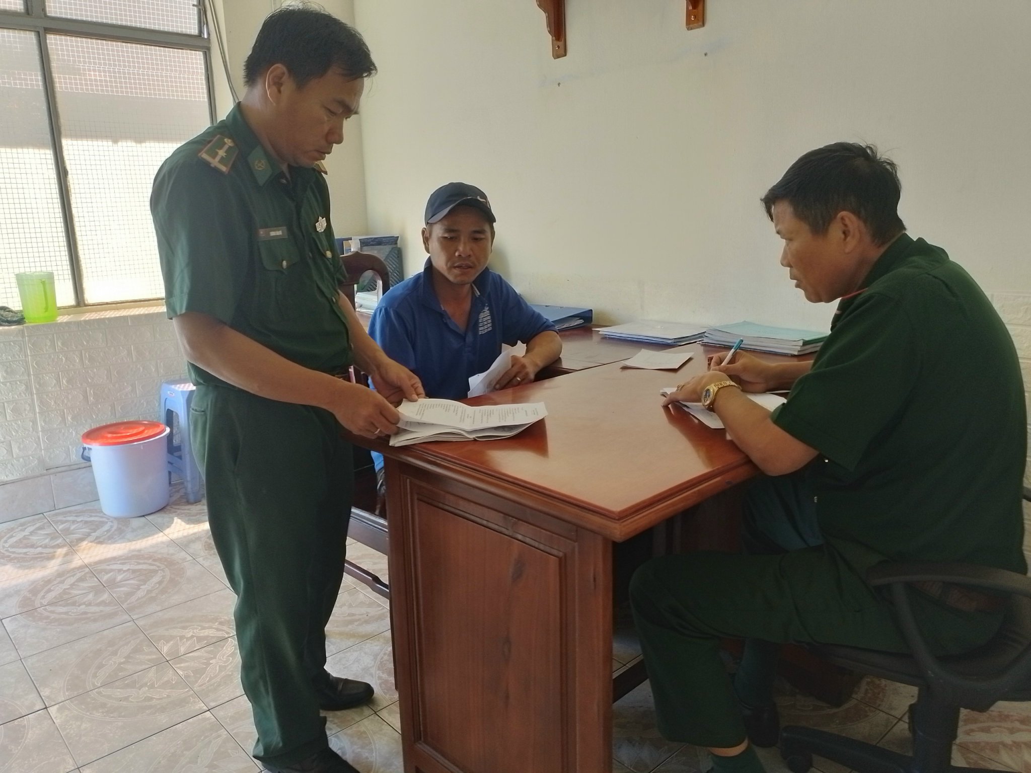 Cán bộ Trạm biên phòng cửa khẩu Cảng Vũng Tàu kiếm tra giấy tờ tàu cá xin xuất bến theo quy định IUU ở Cảng Cát Lở (TP.Vũng Tàu) 