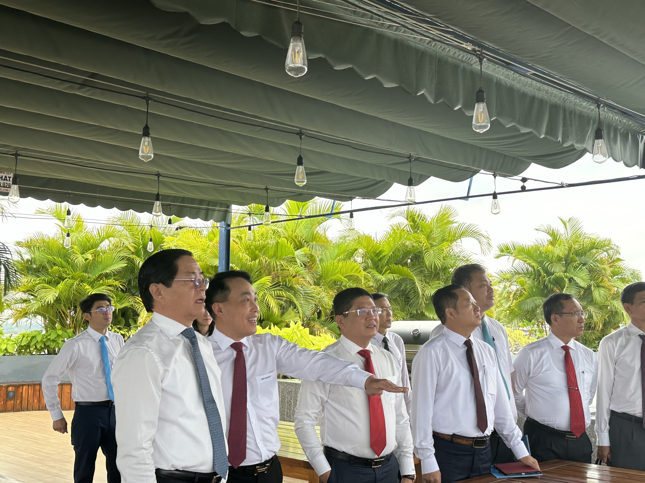 Lãnh đạo Cảng Gemalink dẫn Bí thư Tỉnh ủy tham quan khuôn viên cảng.