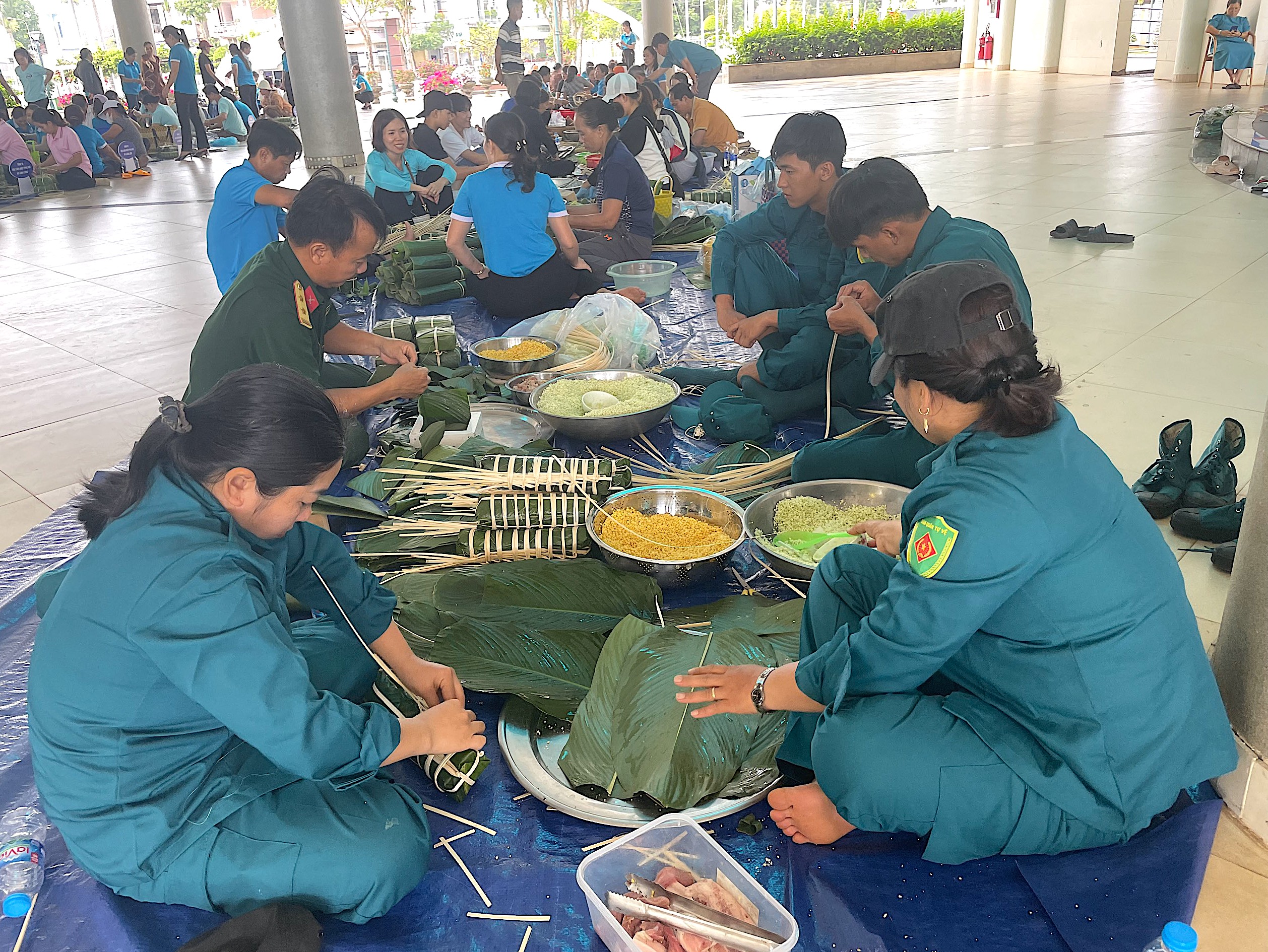 Hơn 100 người tham gia thi gói bánh chưng, bánh tét.
