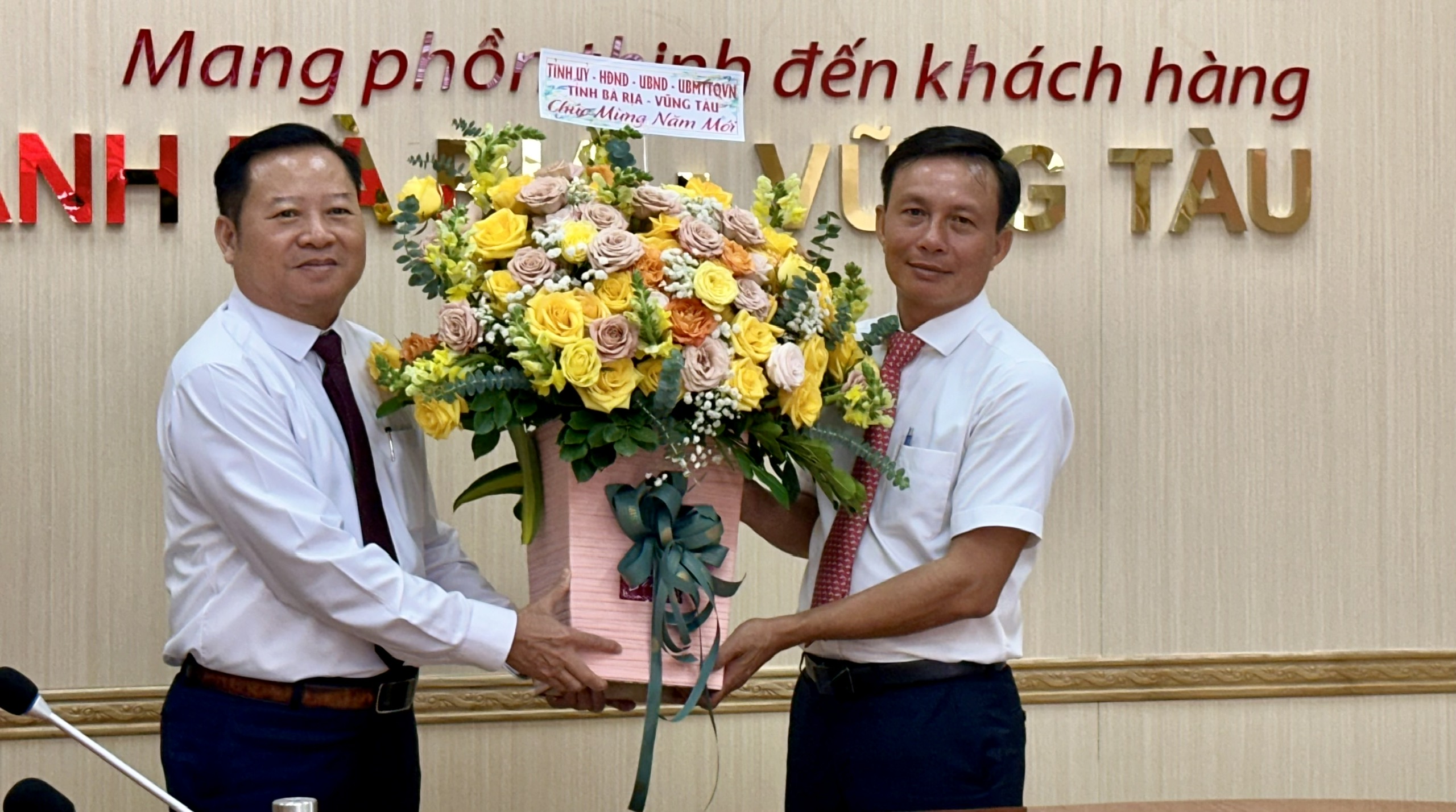 Ông Lê Ngọc Linh, Giám đốc Sở KH-ĐT  thăm, chúc Tết đại diện Ngân hàng Nông nghiệp và Phát triển nông thôn Việt Nam chi nhánh tỉnh Bà Rịa-Vũng Tàu 