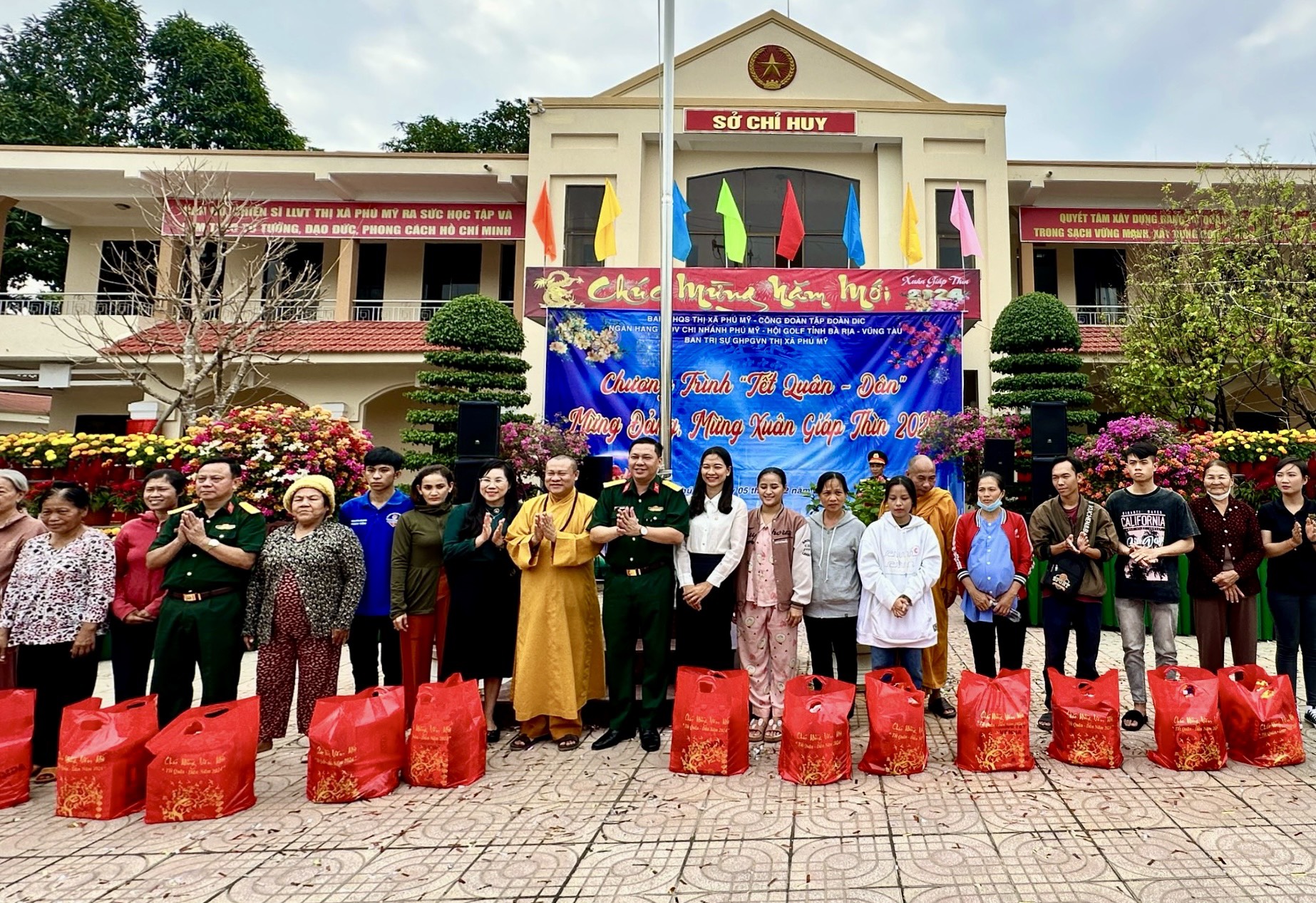 Hội Golf tỉnh và sân golf  The Bluffs Grand Ho Tram phối hợp Ban Chỉ huy Quân sự TX. Phú Mỹ trao quà cho người nghèo tại địa phương.